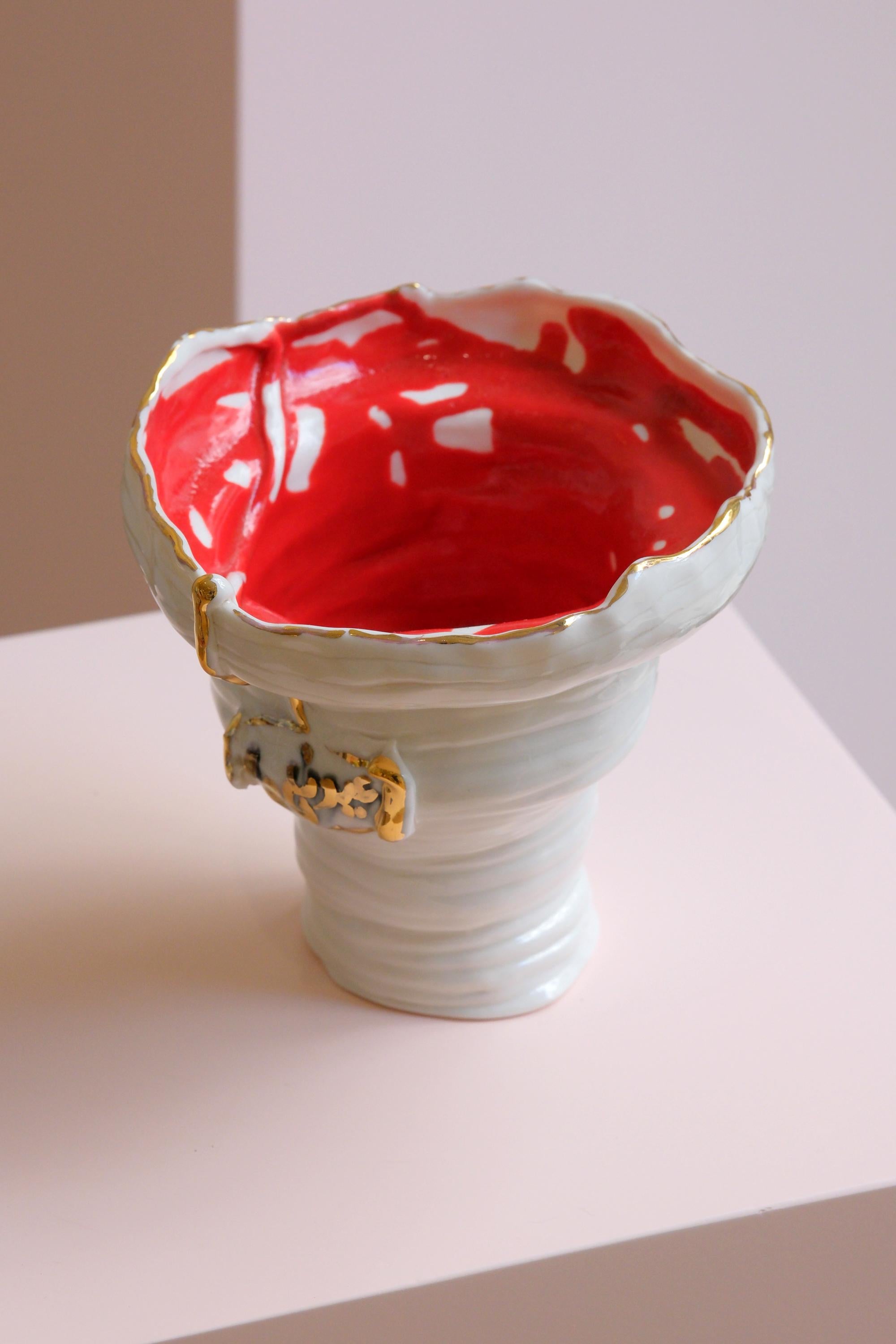 Organico moderno Vaso in porcellana bianca, rossa e oro con calligrafia, costruito a mano  da Hania Jneid in vendita