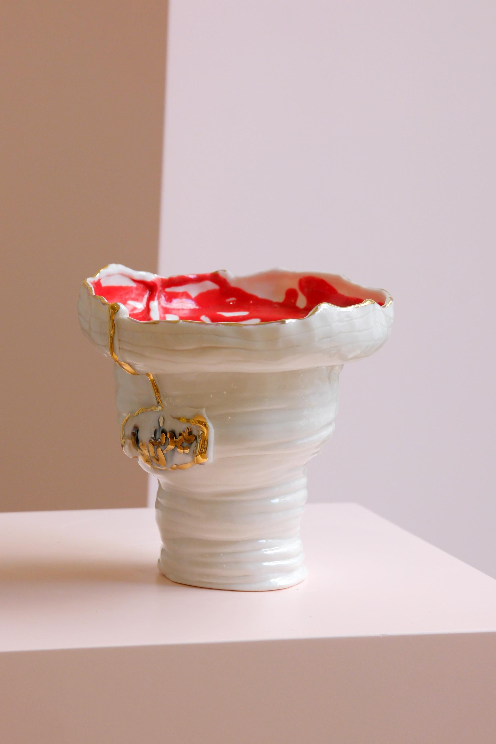 Spagnolo Vaso in porcellana bianca, rossa e oro con calligrafia, costruito a mano  da Hania Jneid in vendita
