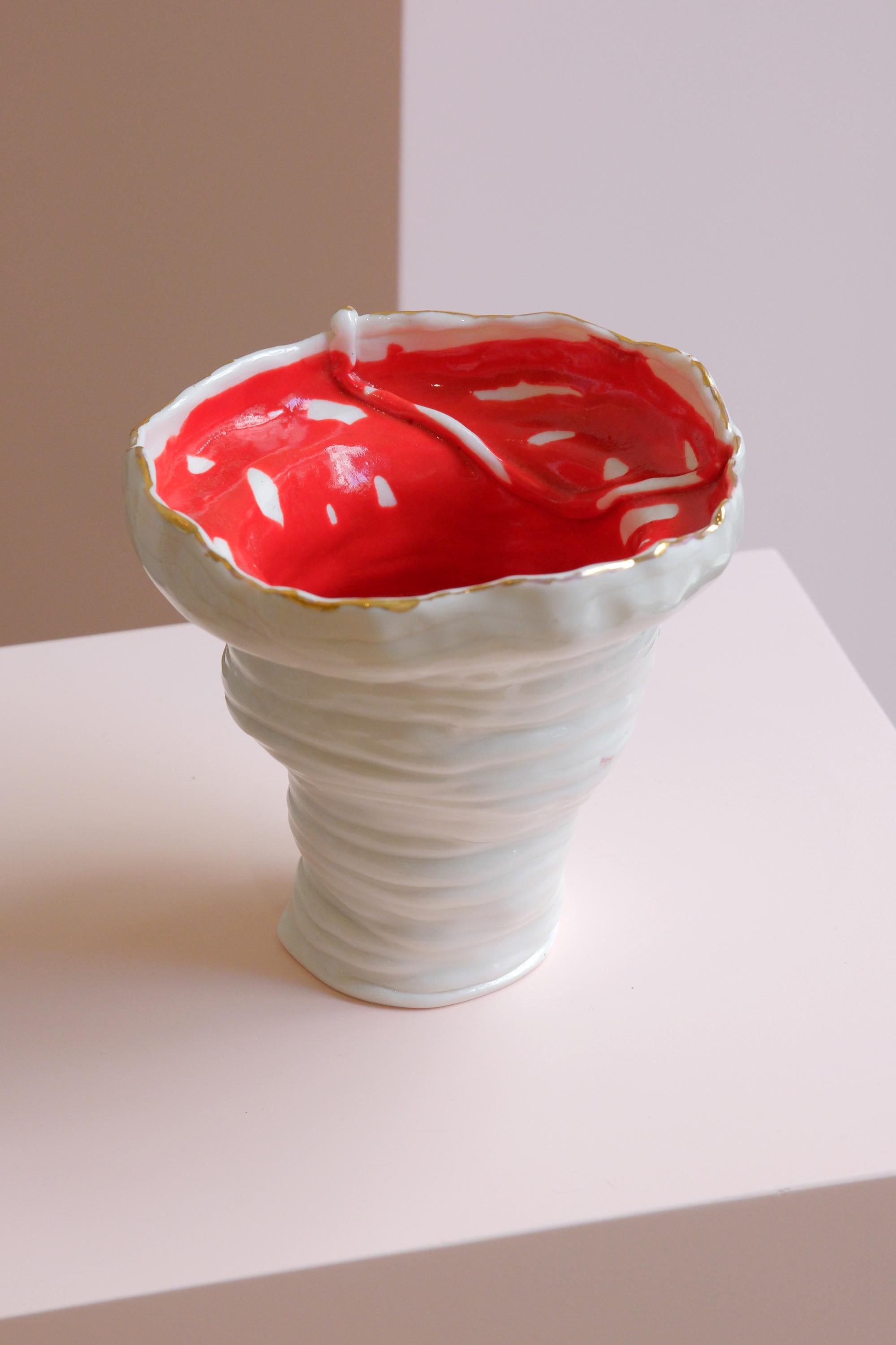 Fatto a mano Vaso in porcellana bianca, rossa e oro con calligrafia, costruito a mano  da Hania Jneid in vendita