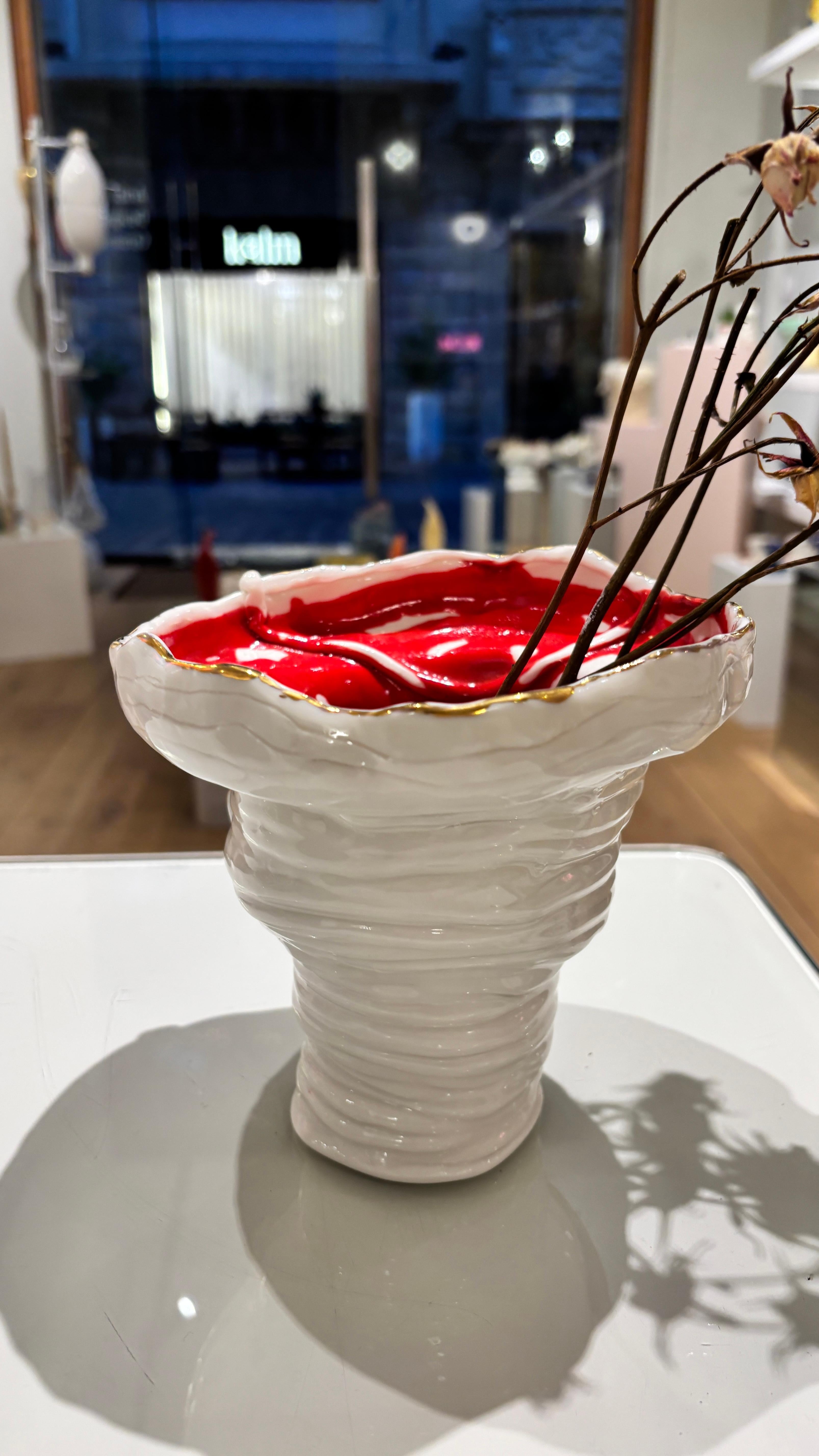 XXI secolo e contemporaneo Vaso in porcellana bianca, rossa e oro con calligrafia, costruito a mano  da Hania Jneid in vendita