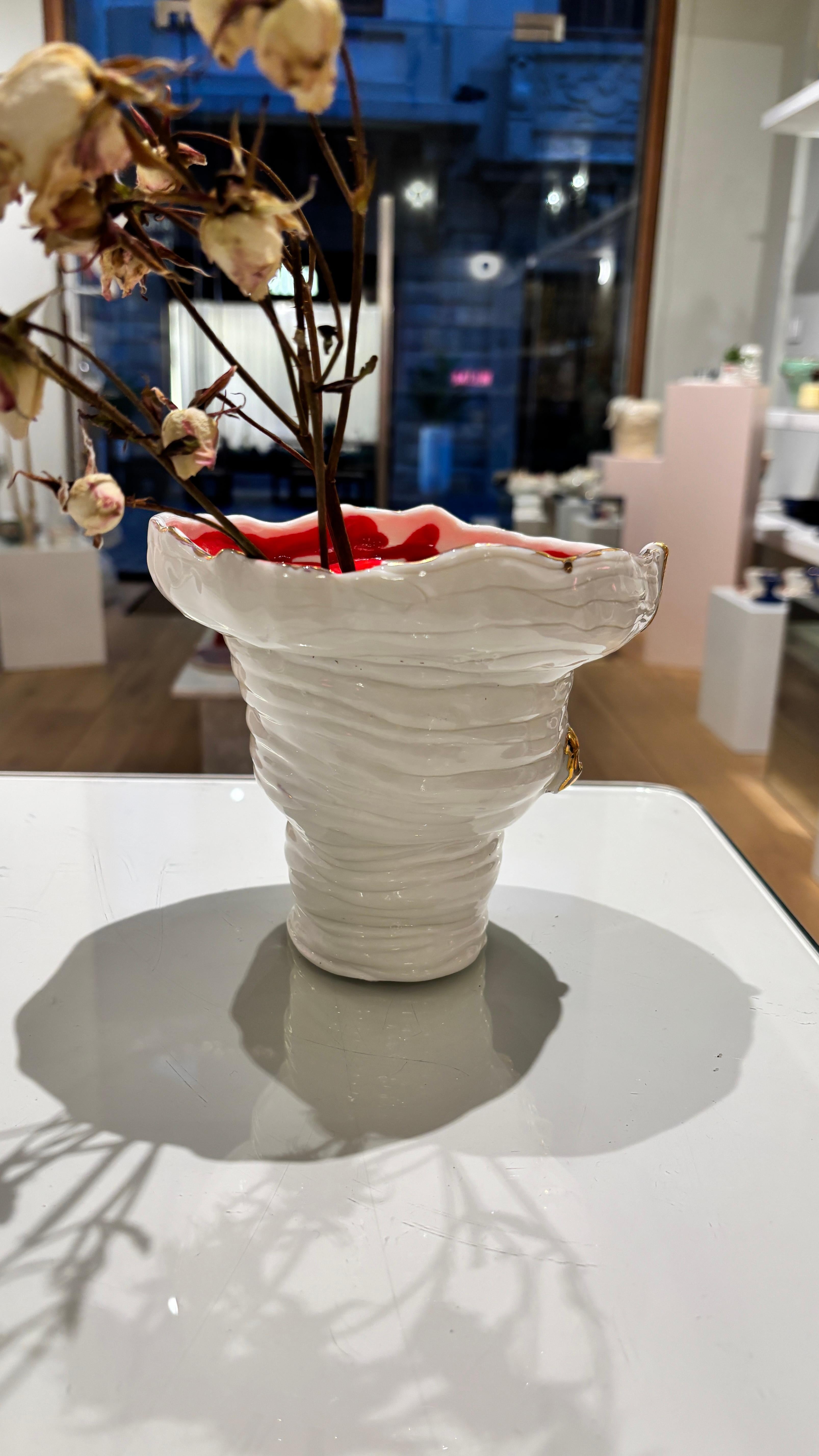 Vaso in porcellana bianca, rossa e oro con calligrafia, costruito a mano  da Hania Jneid in vendita 1