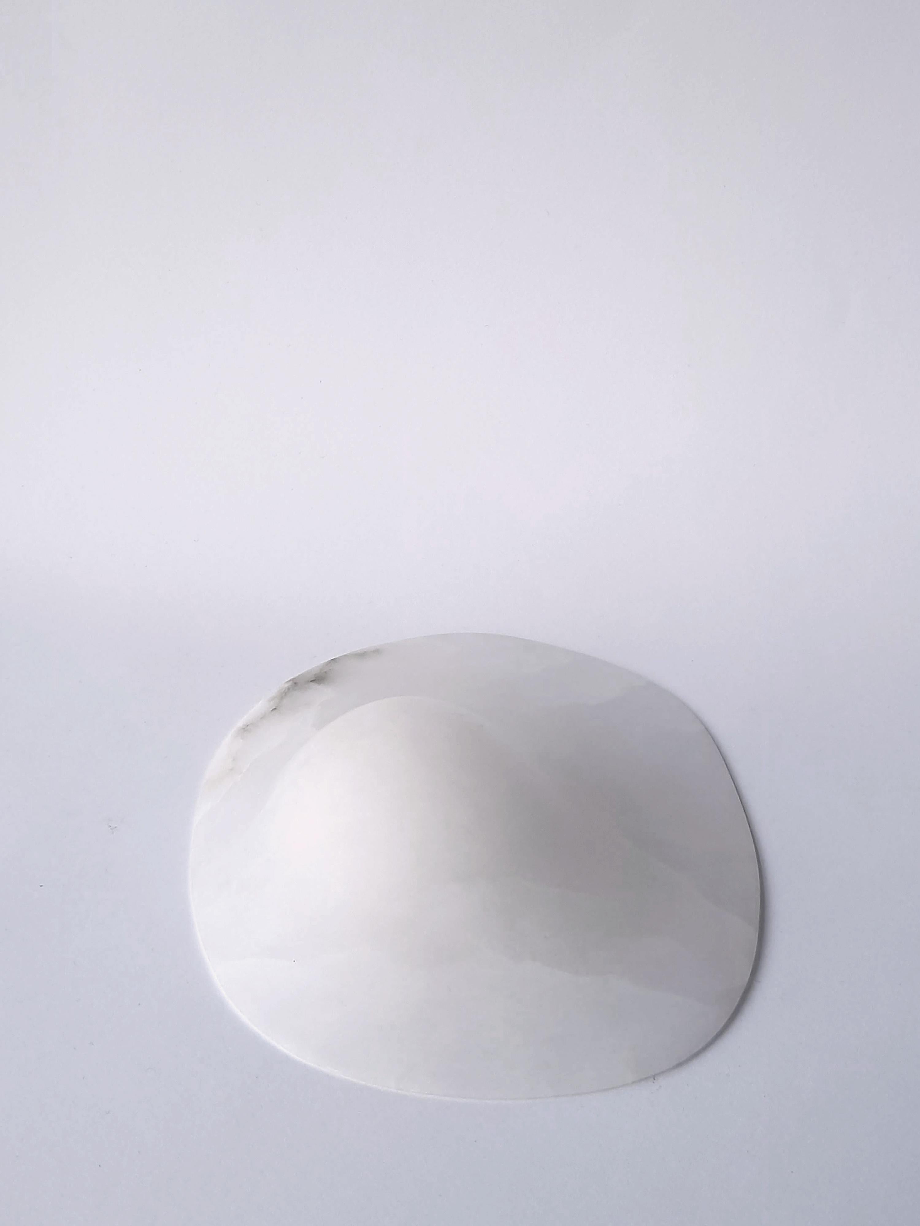 Eine einzigartige handgeschnitzte Alabastervase N.2_ aus der guten Silberwaren-Kollektion (Arts and Crafts) im Angebot
