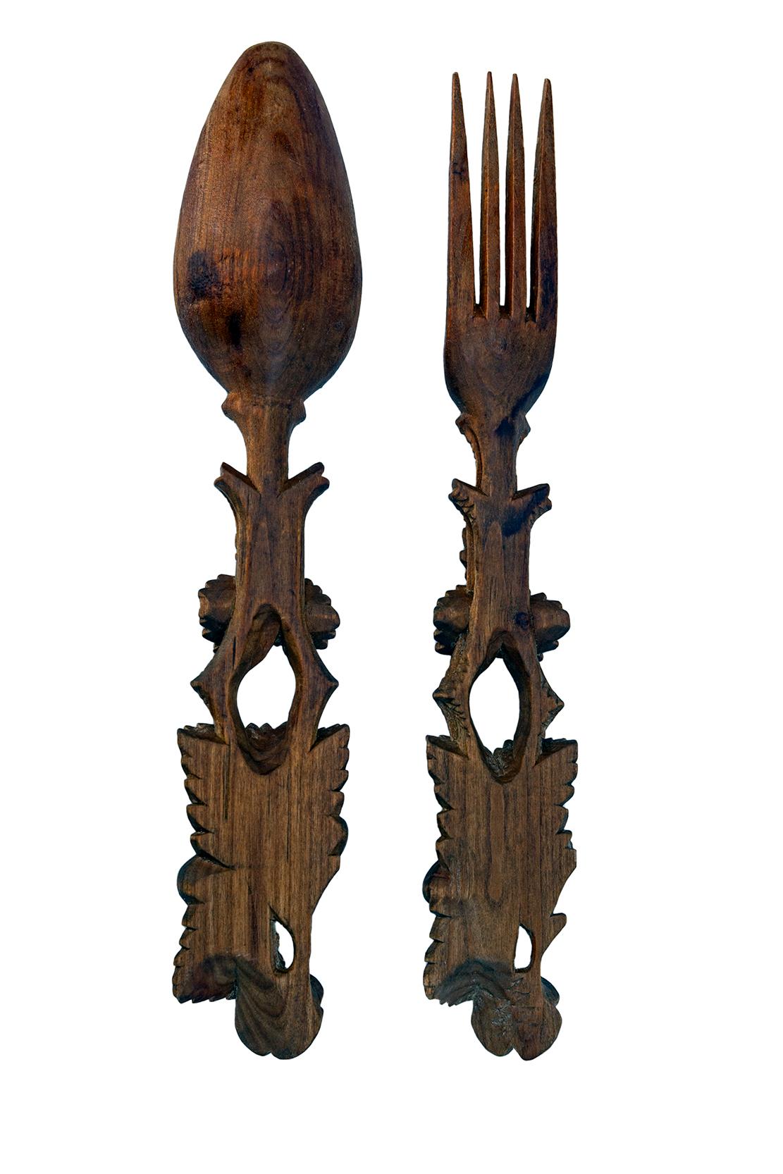 Hand carved vintage Black Forest German / Bavarian folk art wood serving spoon and fork salad serving set.
Intricately carved with pierced interlocking branches, full of oak leaves and acorns.