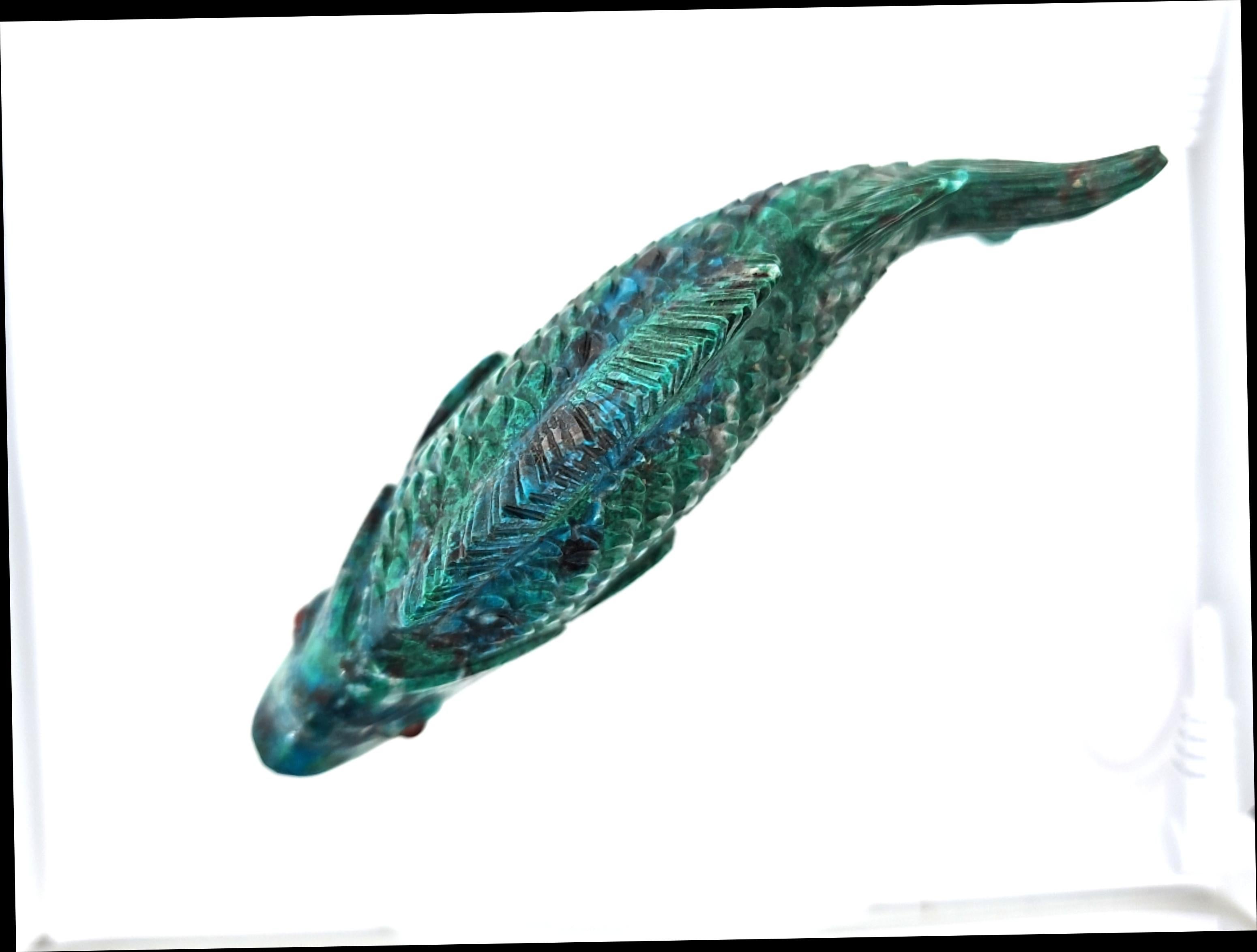 Sculpture en pierre précieuse Chrysocolla Fish sculptée à la main Unisexe en vente
