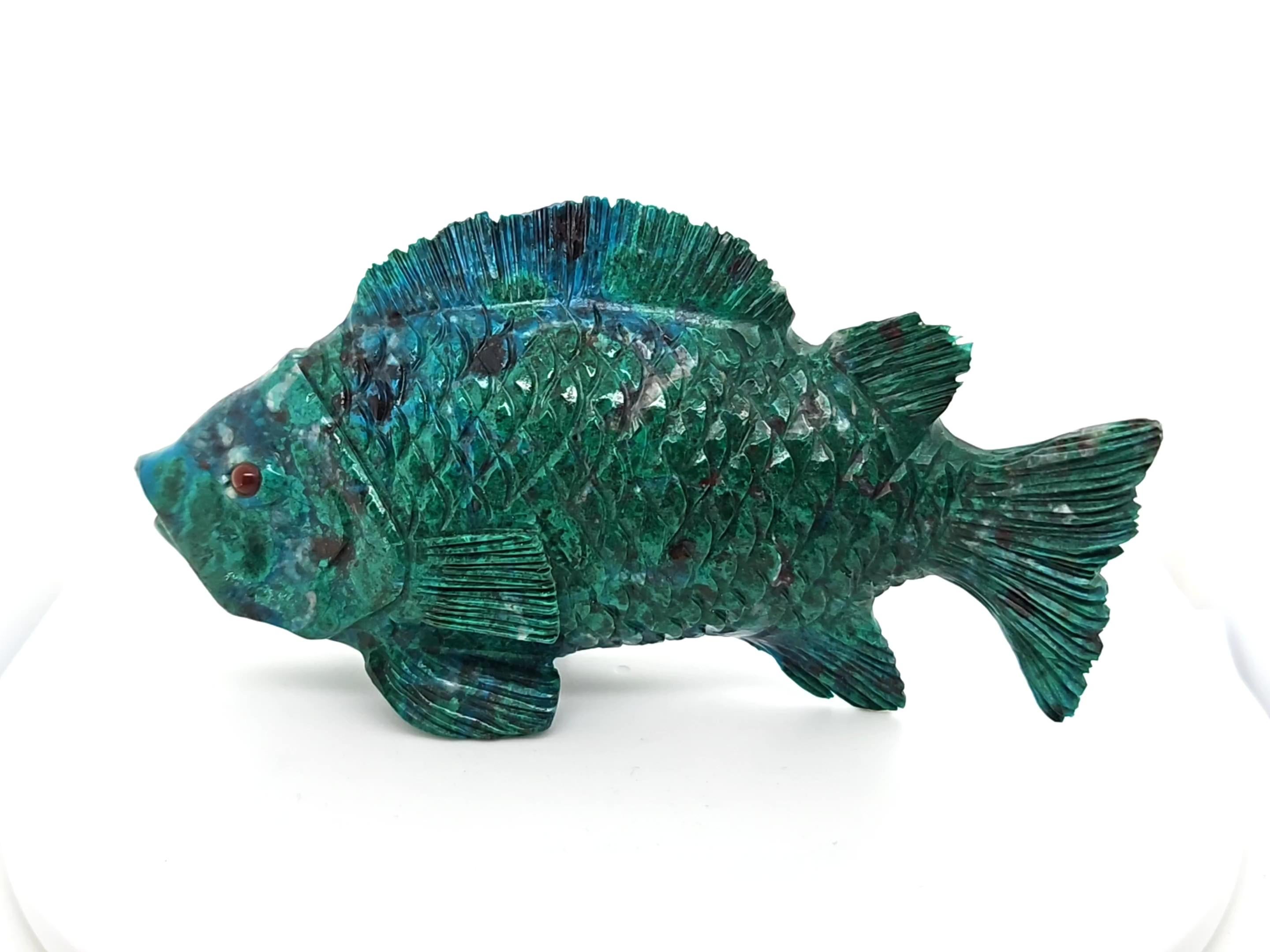 Sculpture en pierre précieuse Chrysocolla Fish sculptée à la main en vente 1