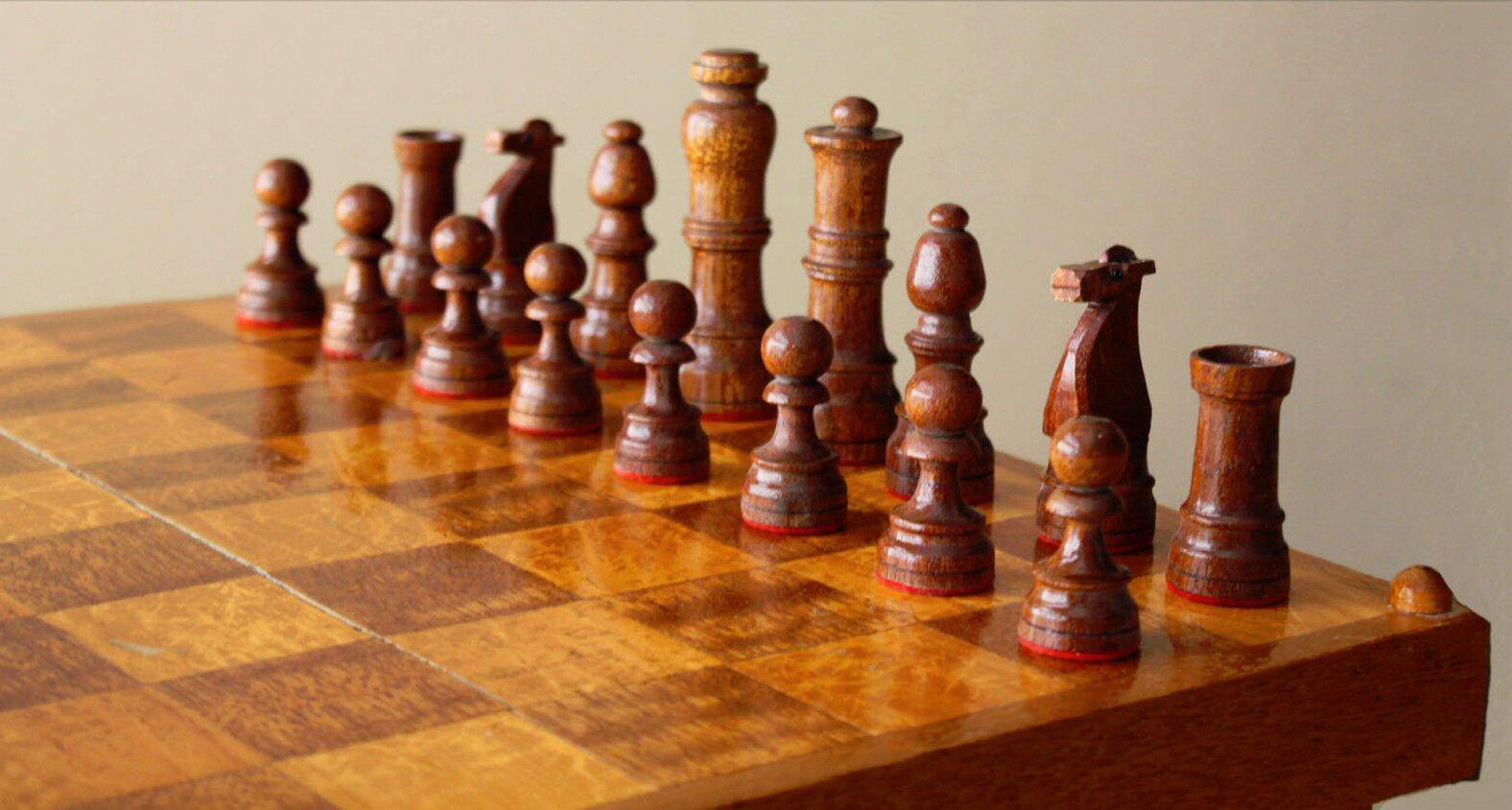 Handgeschnitzter & Crafted Mid Century Wood Chess Tisch!  Teak-Ahorn-Nussbaum-Set 1950er Jahre (20. Jahrhundert) im Angebot