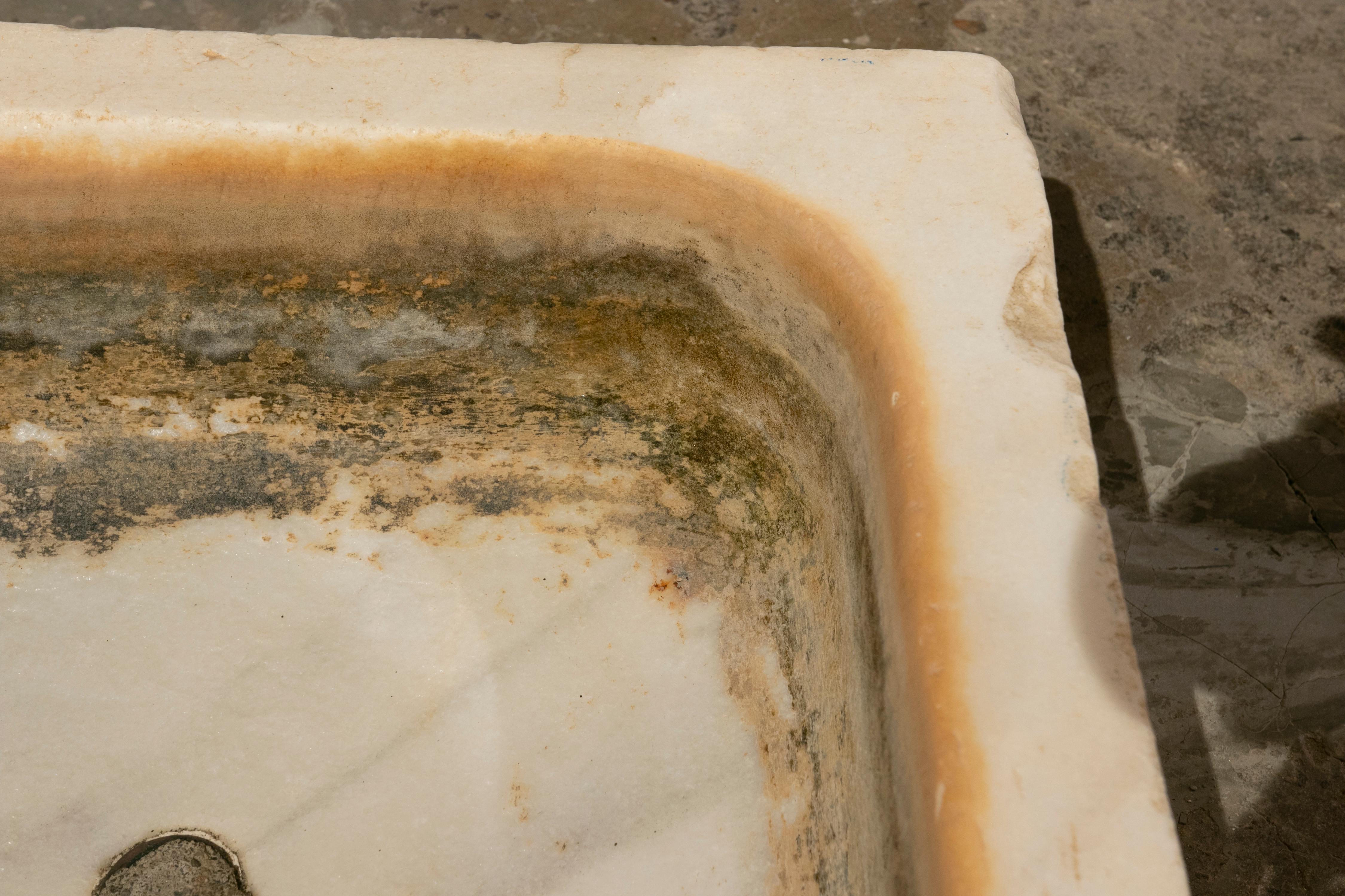 Handcarved Marble Washbasin from the XIX Century For Sale 5