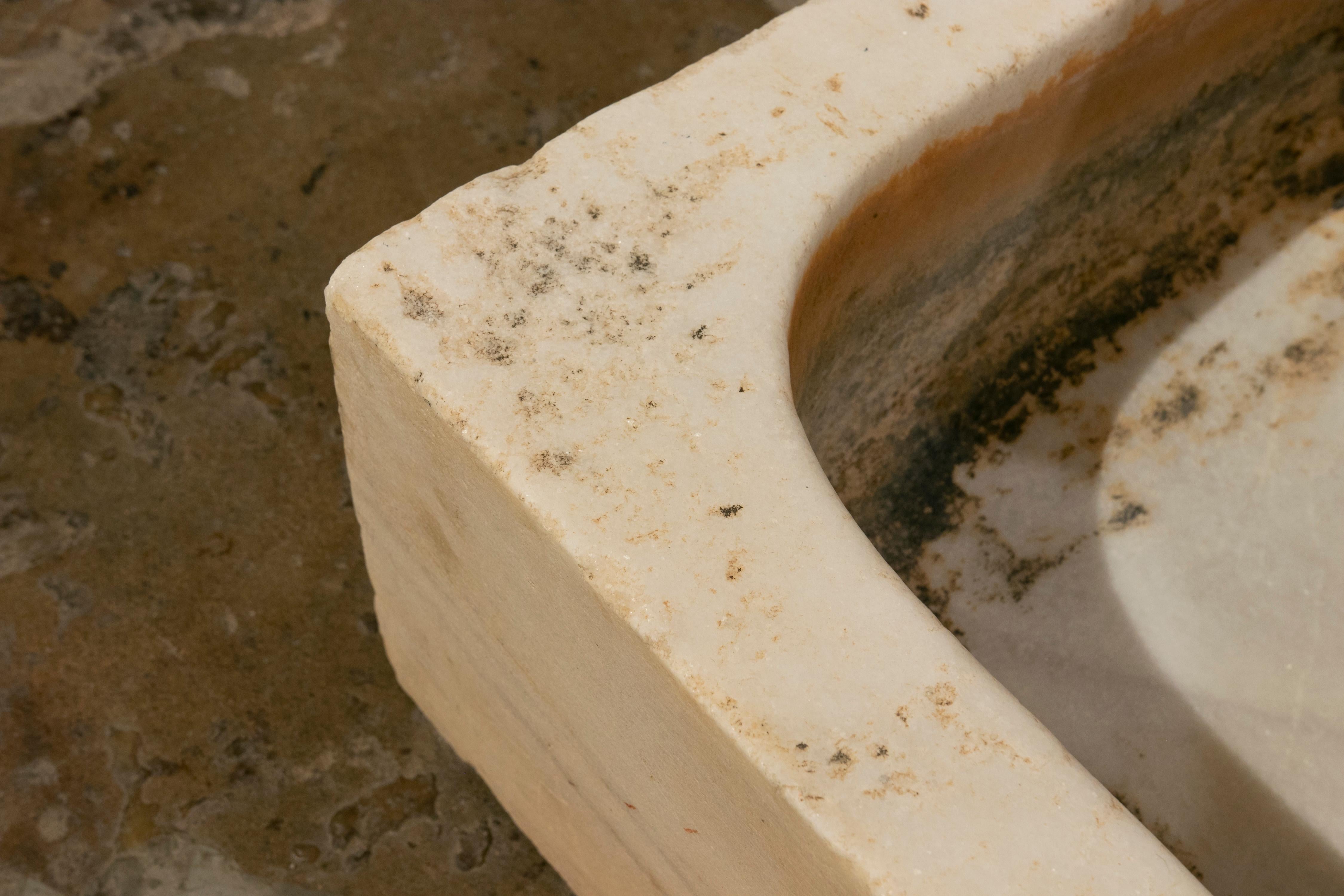 Handcarved Marble Washbasin from the XIX Century For Sale 6