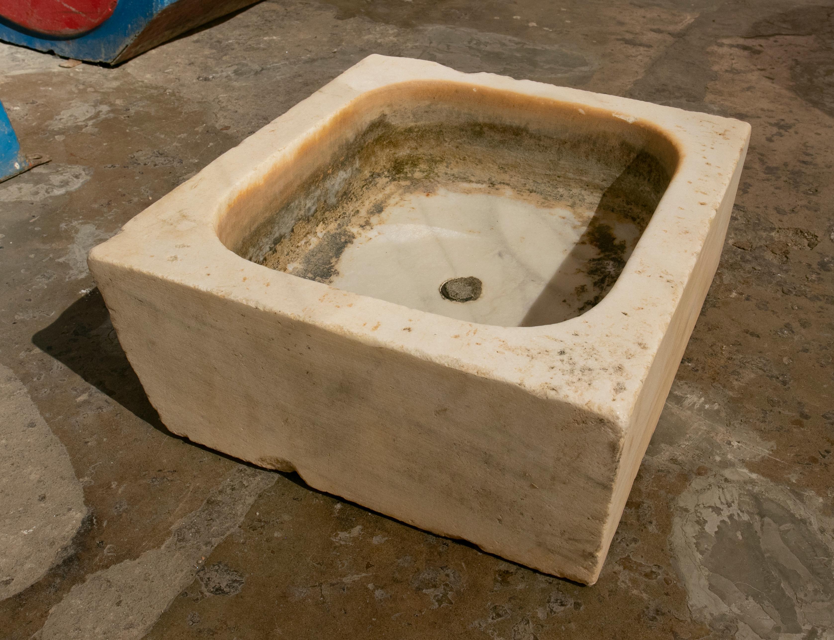 Handcarved Marble Washbasin from the XIX Century For Sale 8