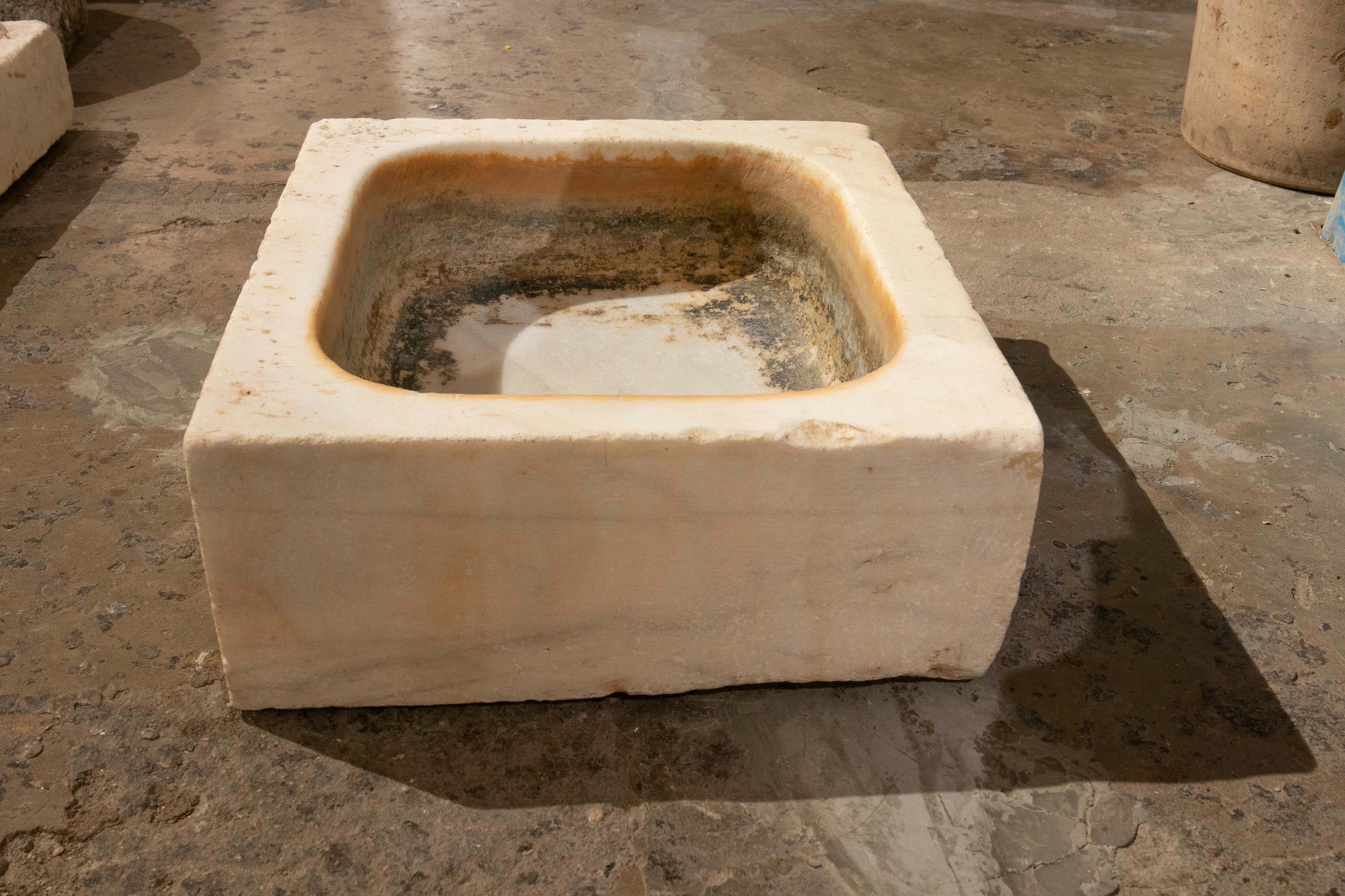 Handcarved Marble Washbasin from the XIX Century In Good Condition For Sale In Marbella, ES