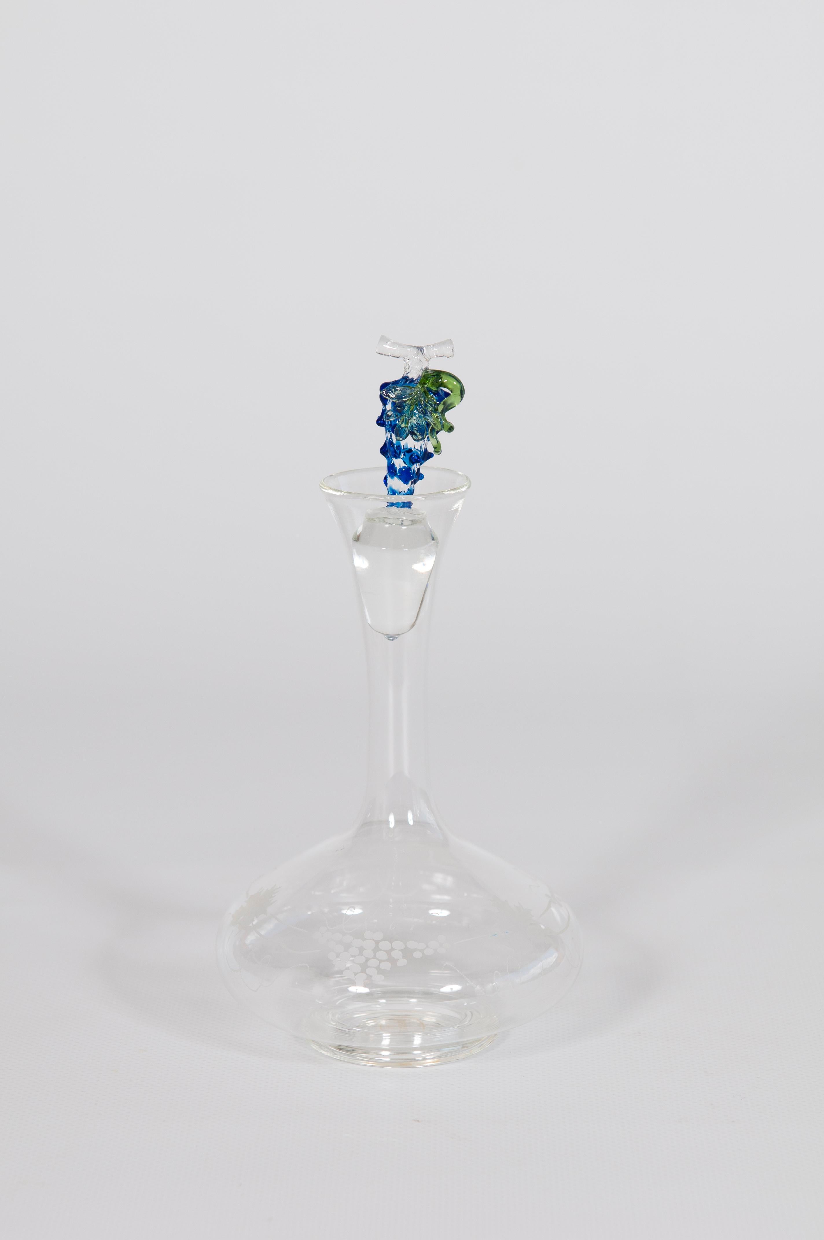 Bouteille transparente en verre de Murano sculptée à la main avec grappe de raisin bleue Vitis Vinifera Italie années 1990.
Entièrement fabriqué à la main dans les années 1990 à Murano, l'île vénitienne célèbre pour sa tradition inégalée de verre