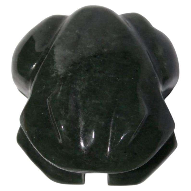 Handcarved nephrite jade frog For Sale