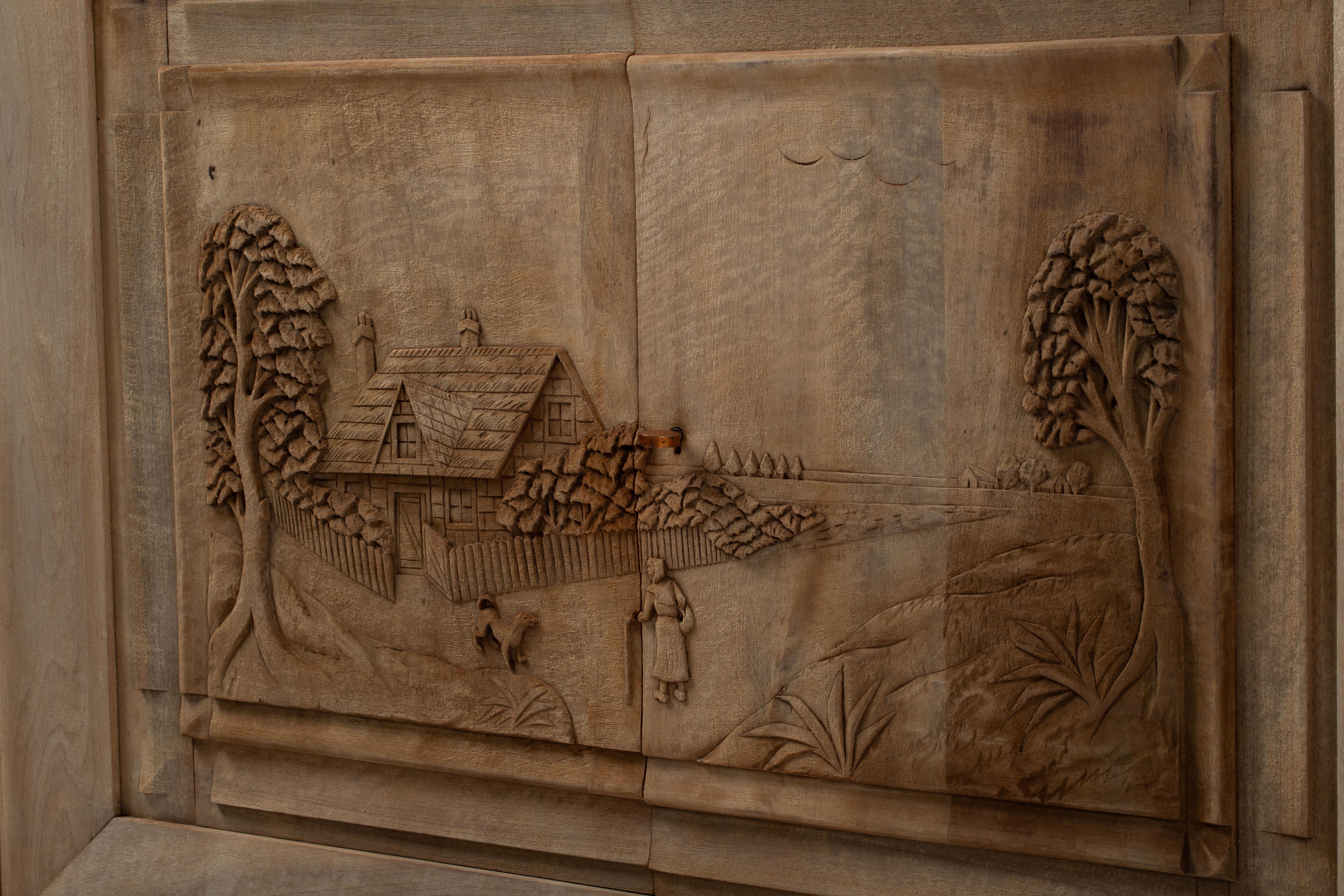 Crédence en chêne sculpté avec dessus en marbre, France, années 1940

Monolithe sculptural en chêne blanchi par le soleil, cette crédence évoque la grandeur tranquille de la vie pastorale, sa façade étant animée par une scène bucolique profondément