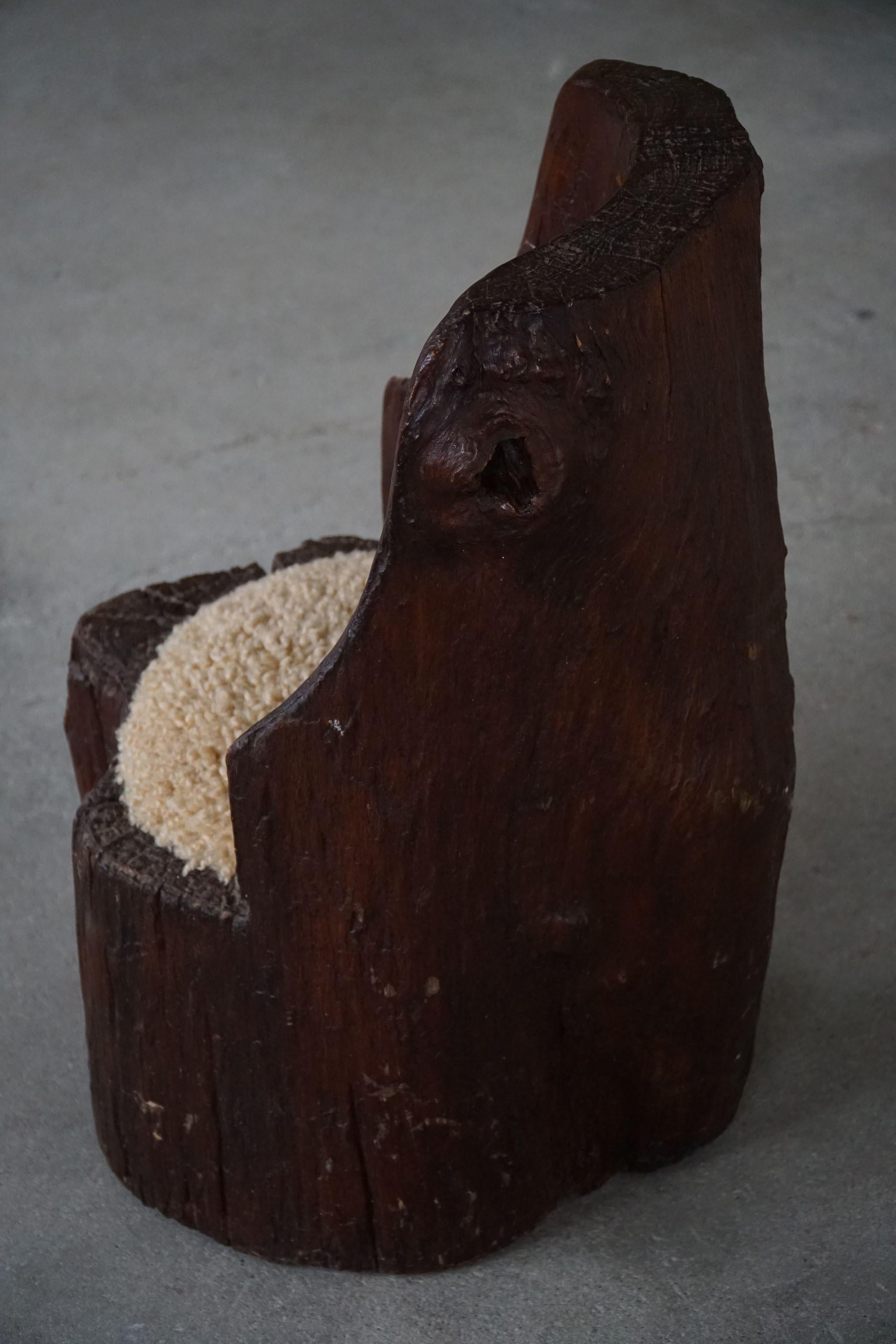 Chaise primitive suédoise sculptée à la main Wabi Sabi Stump - Siège en laine d'agneau - années 1900 en vente 1