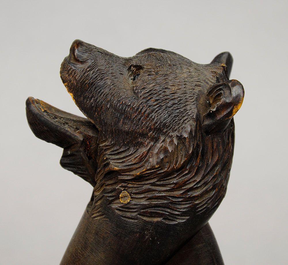 Casse-noisette à tête d'ours en bois sculpté à la main Brienz, Suisse 

Un casse-noix en bois sculpté avec une tête d'ours. Il s'agit d'une belle sculpture ancienne en bois de la Forêt-Noire avec des yeux en verre. Le casse-noix est exécuté à