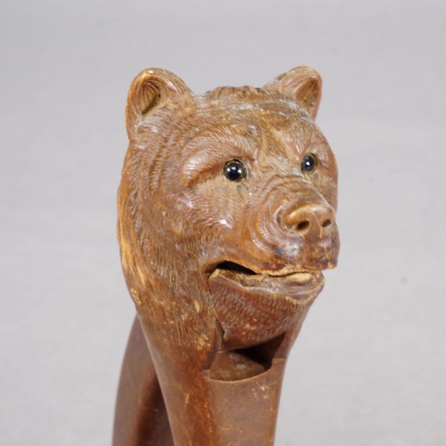 Casse-noisette à tête d'ours en bois sculpté à la main, Suisse - Brienz vers 1900

Un casse-noix en bois sculpté avec une tête d'ours. Il s'agit d'une belle sculpture ancienne en bois de la Forêt-Noire avec des yeux en verre. Le casse-noix est