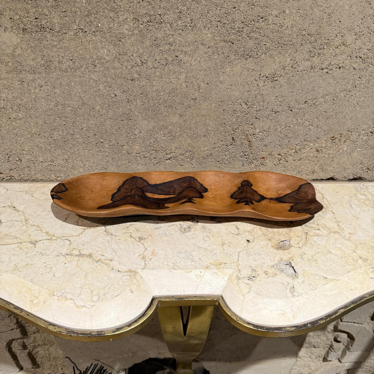 For your consideration , a handcarved wood bowl by  M Everett. Made in Belize, 2013. Modern design. Unsure of name of the wood, It has maple and rosewood grain.  Carved of a single piece wood. Signed at the bottom.

Dimensions:1.75 H x 4.75 D x