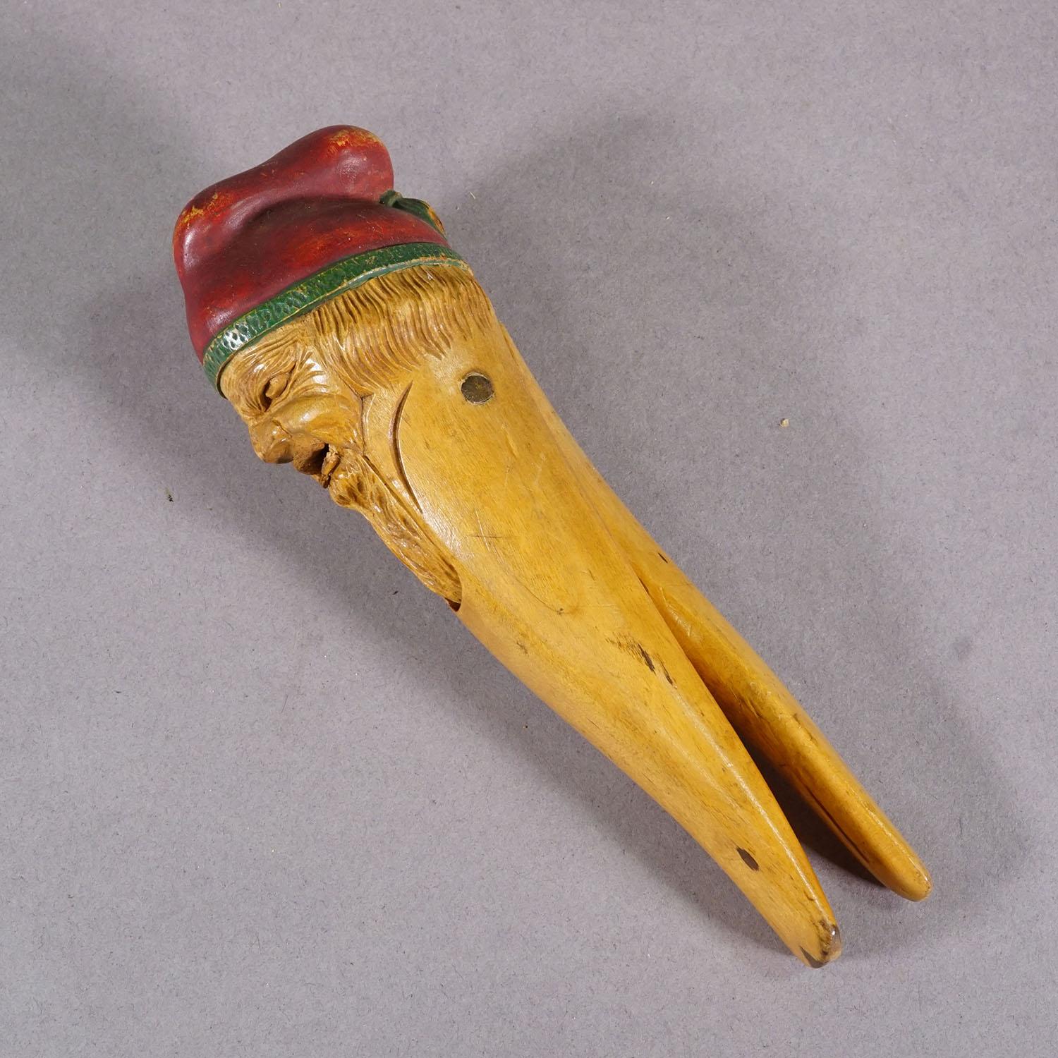 Casse-noisette nain en bois sculpté à la main, Suisse - Brienz vers 1930

Un casse-noix en bois sculpté avec une tête de nain. Il s'agit d'une belle sculpture ancienne en bois de la Forêt-Noire avec des yeux en verre. Le casse-noix est exécuté à