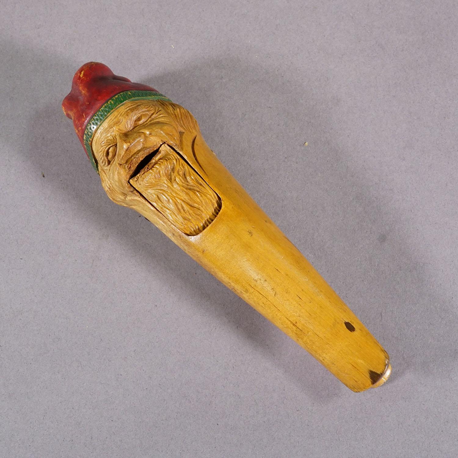 Milieu du XXe siècle Casse-noisette nain en bois sculpté à la main, Suisse - Brienz vers 1930 en vente