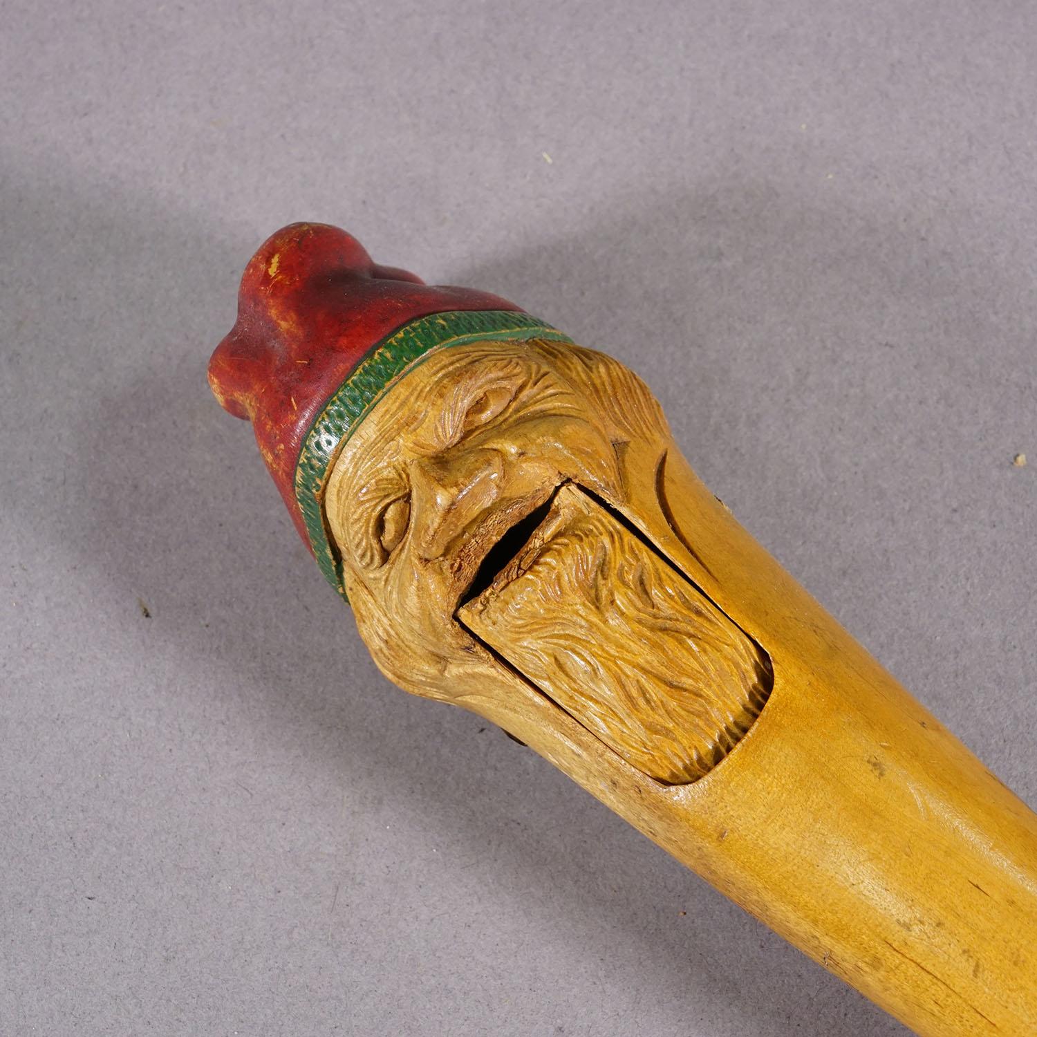 Bois Casse-noisette nain en bois sculpté à la main, Suisse - Brienz vers 1930 en vente