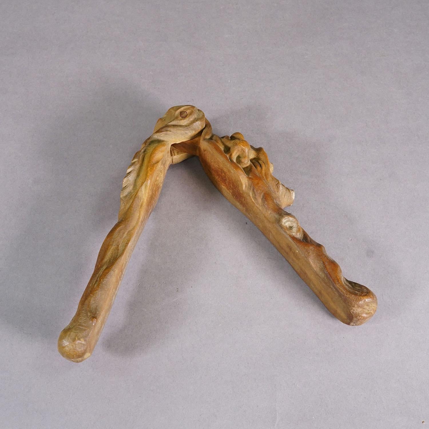 Handgeschnitzter Nussknacker aus Holz, Tirol ca. 1950

Dieser fein geschnitzte Nussknacker aus Holz zeigt ein detailliertes, ausdrucksstarkes Gesicht und eine traditionelle Kleidung, die wahrscheinlich in Osttirol hergestellt wurde. Der Stil lässt