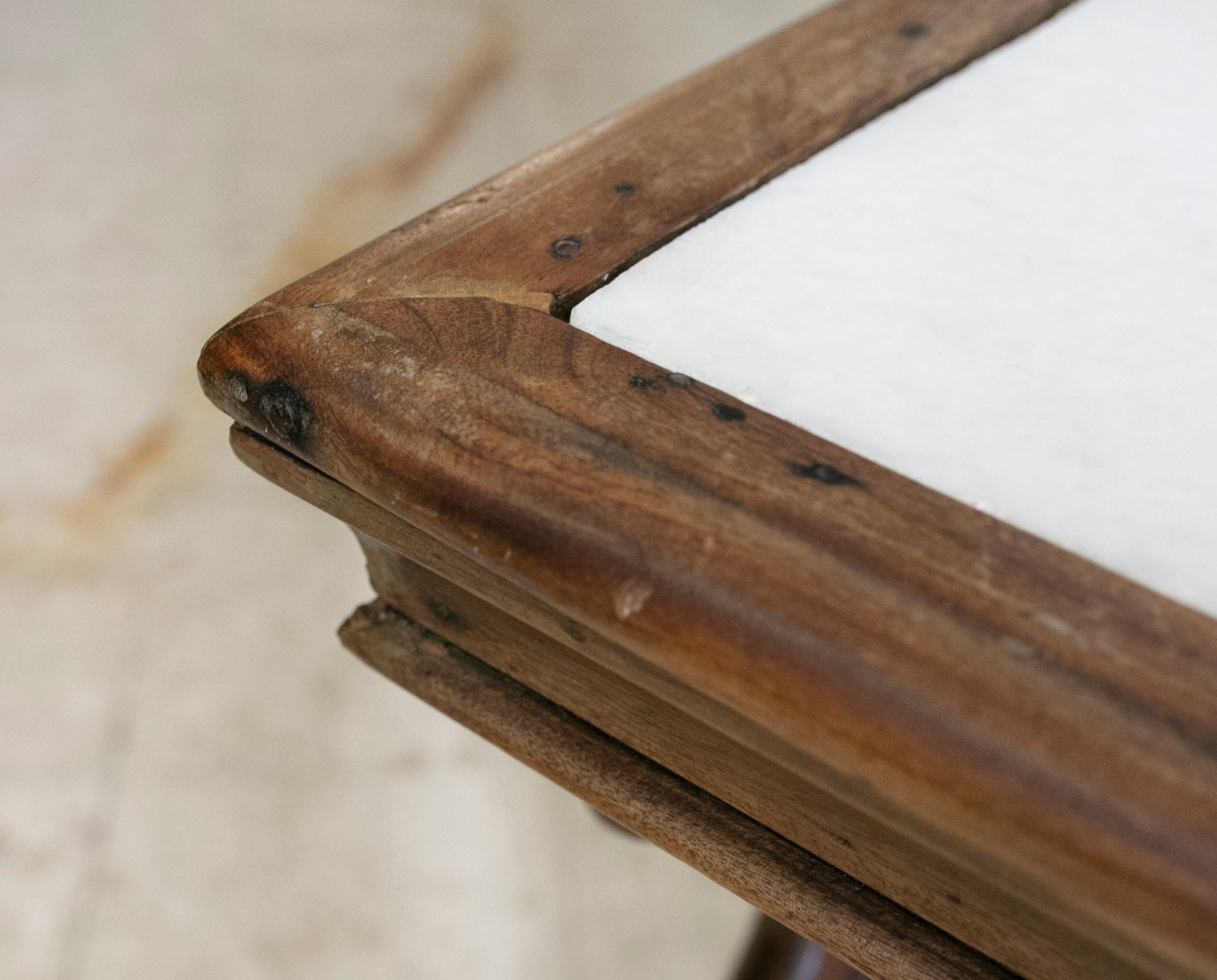 Table en bois sculptée à la main avec plateau en marbre incrusté en vente 5