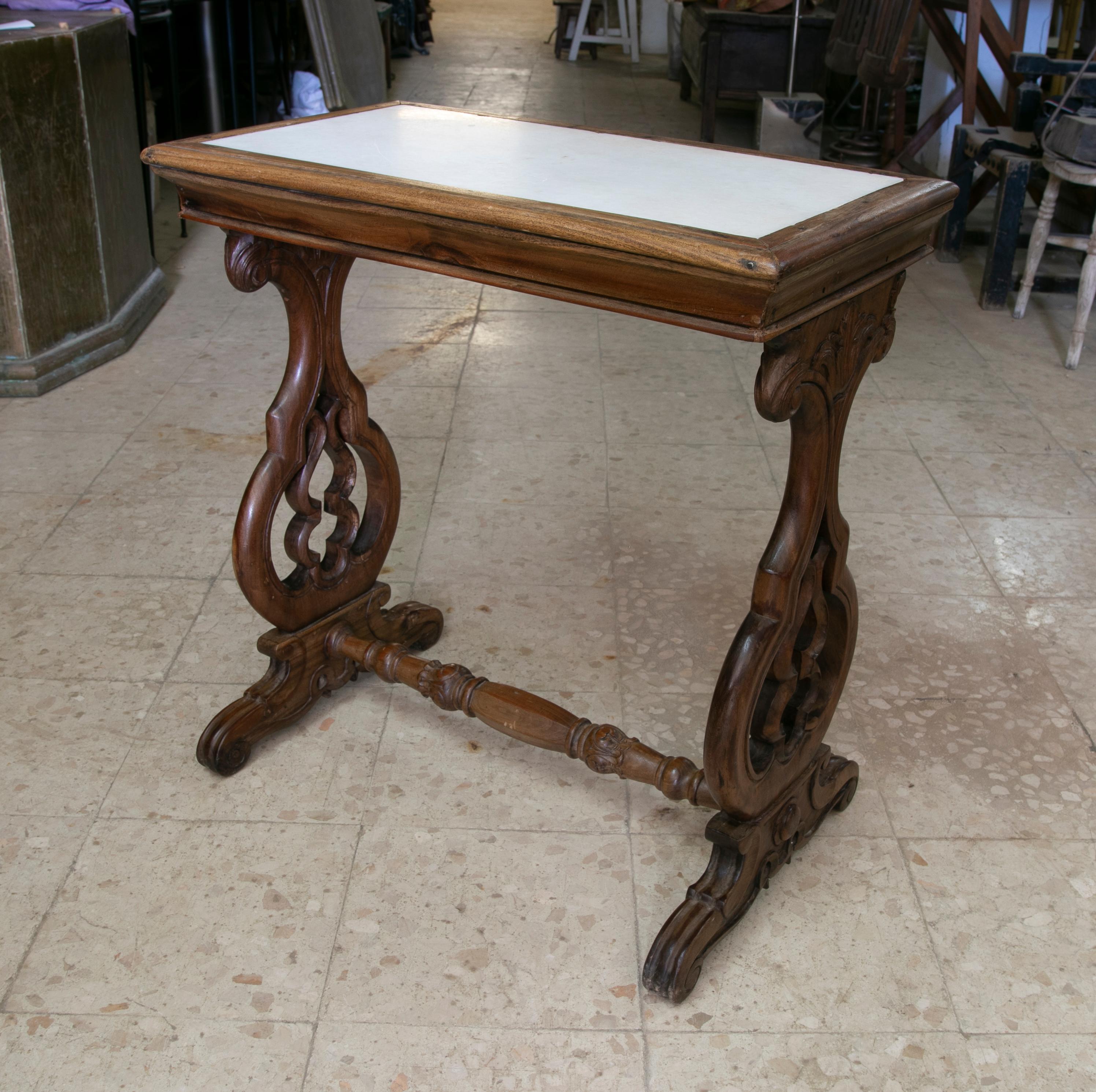 Espagnol Table en bois sculptée à la main avec plateau en marbre incrusté en vente