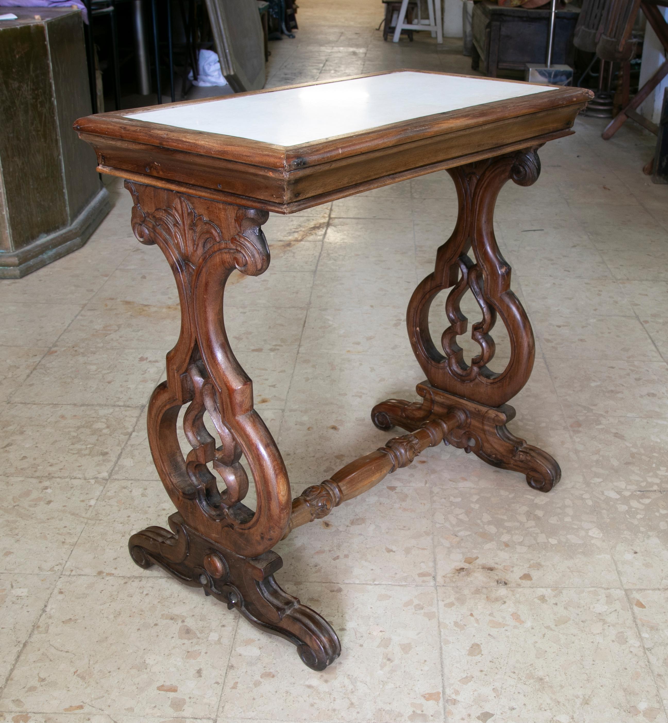 20ième siècle Table en bois sculptée à la main avec plateau en marbre incrusté en vente