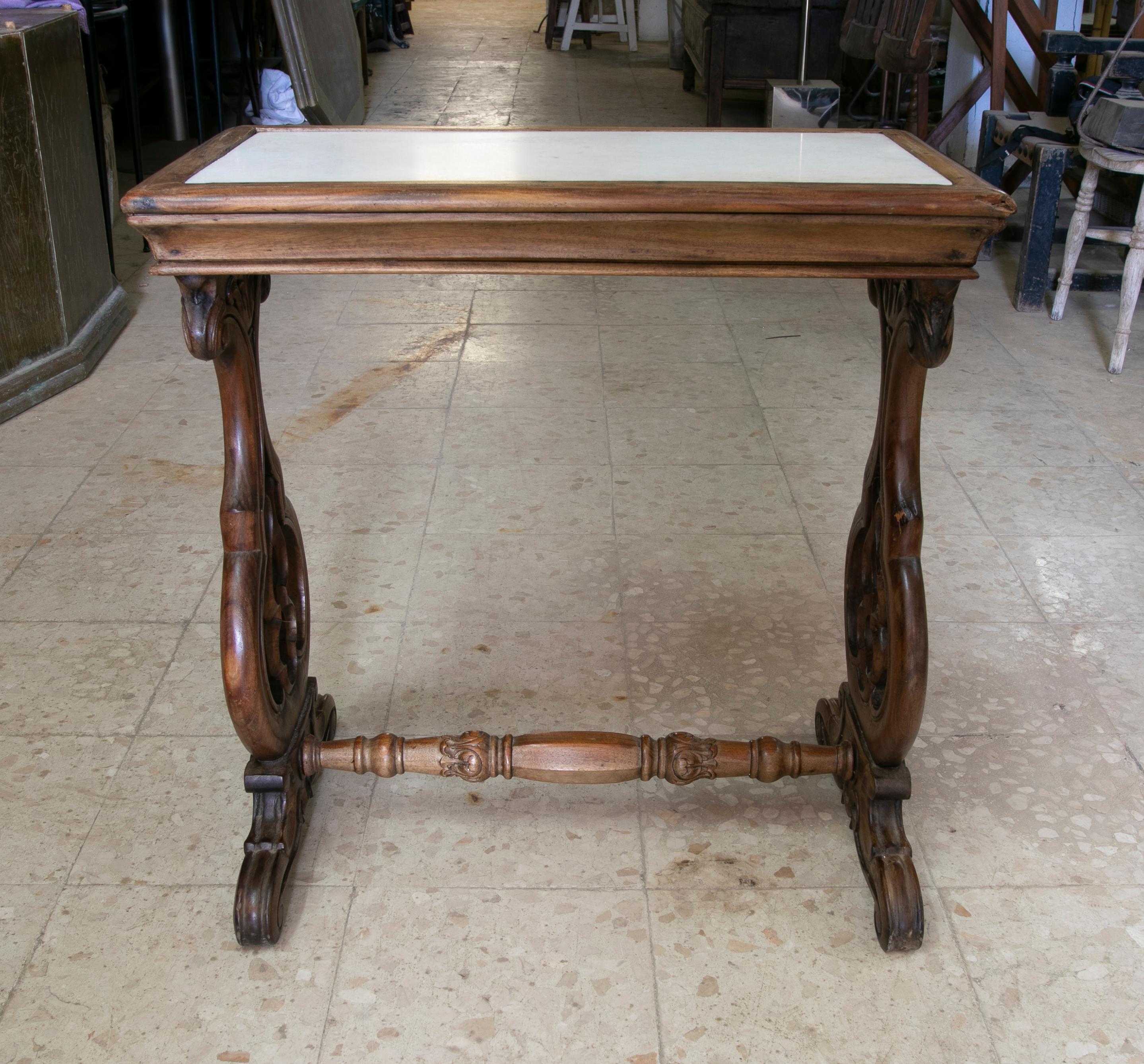 Marbre Table en bois sculptée à la main avec plateau en marbre incrusté en vente