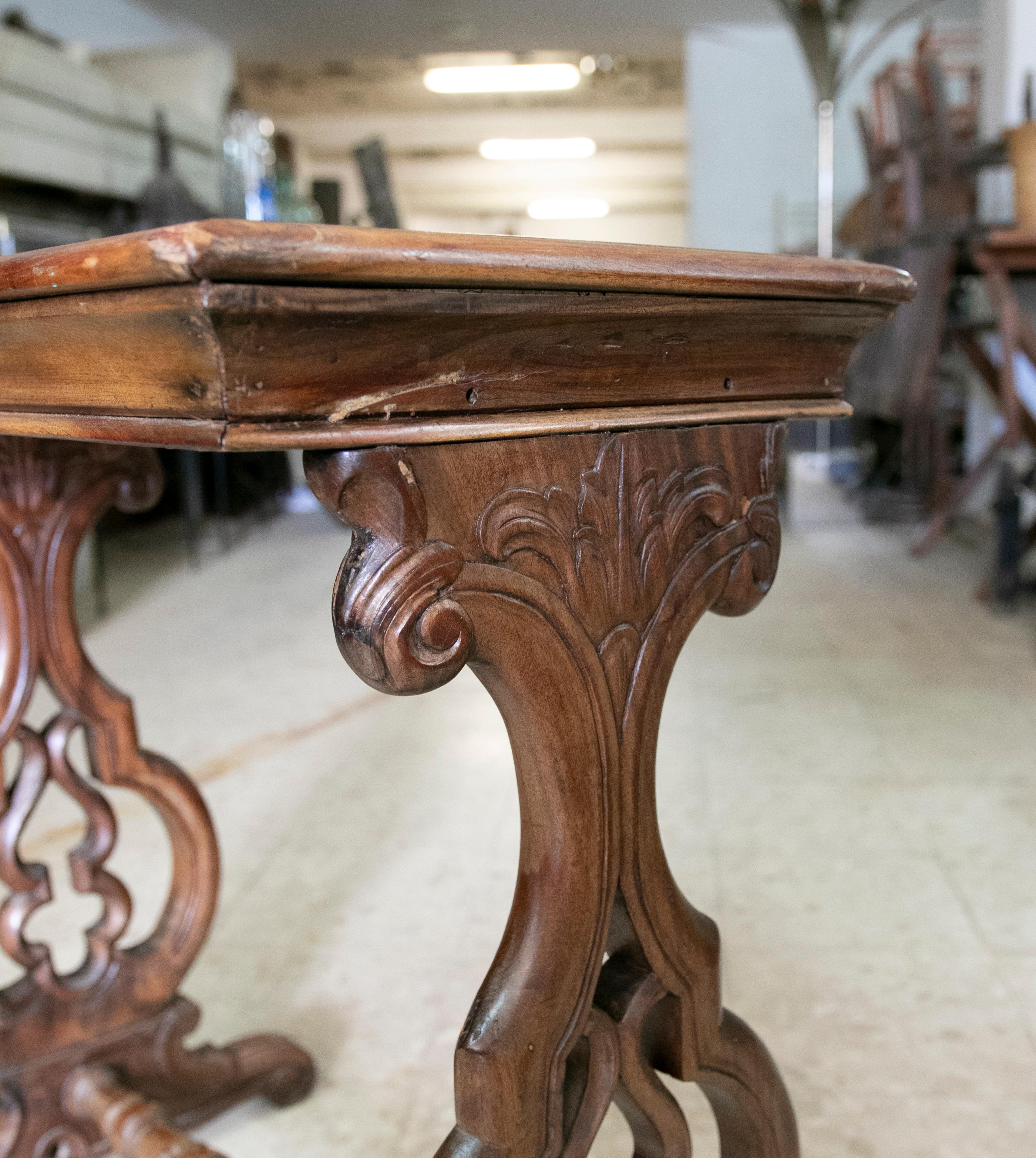 Table en bois sculptée à la main avec plateau en marbre incrusté en vente 1