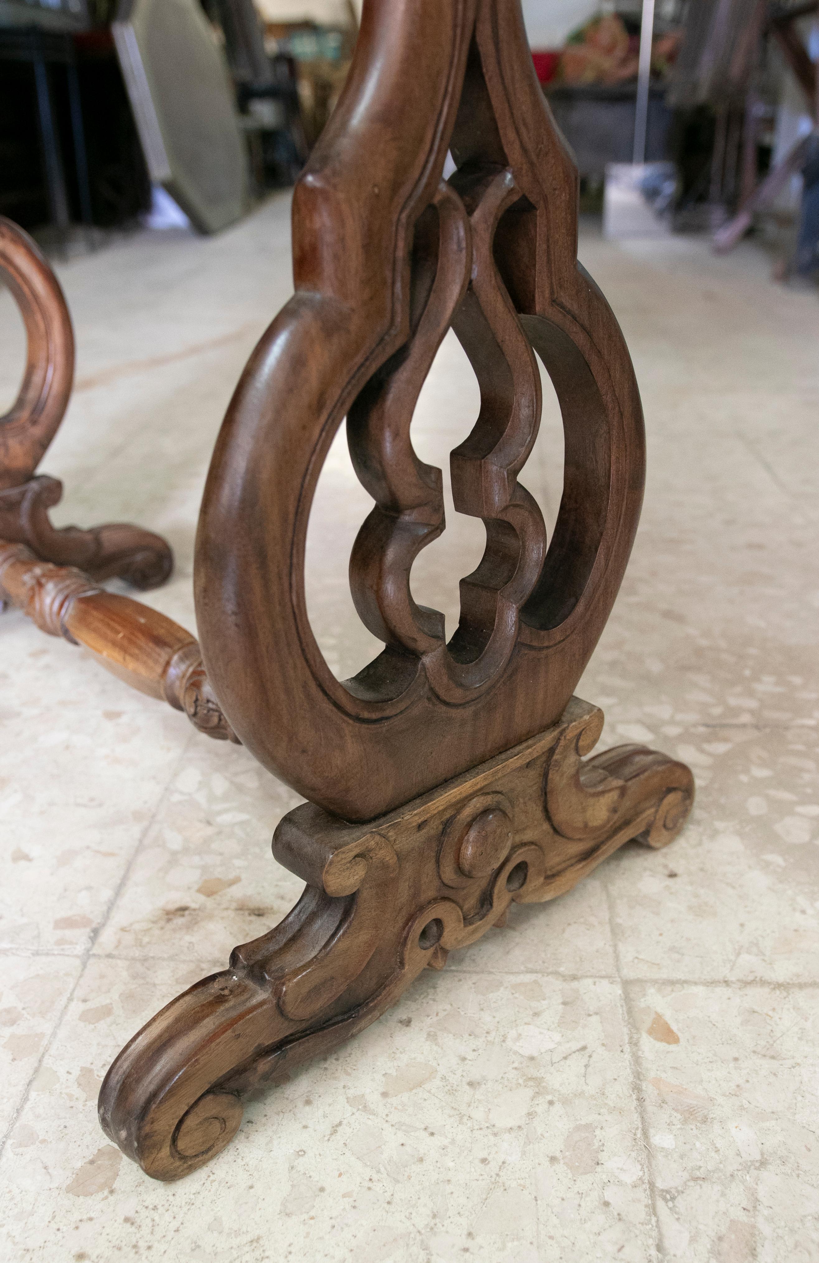 Table en bois sculptée à la main avec plateau en marbre incrusté en vente 2