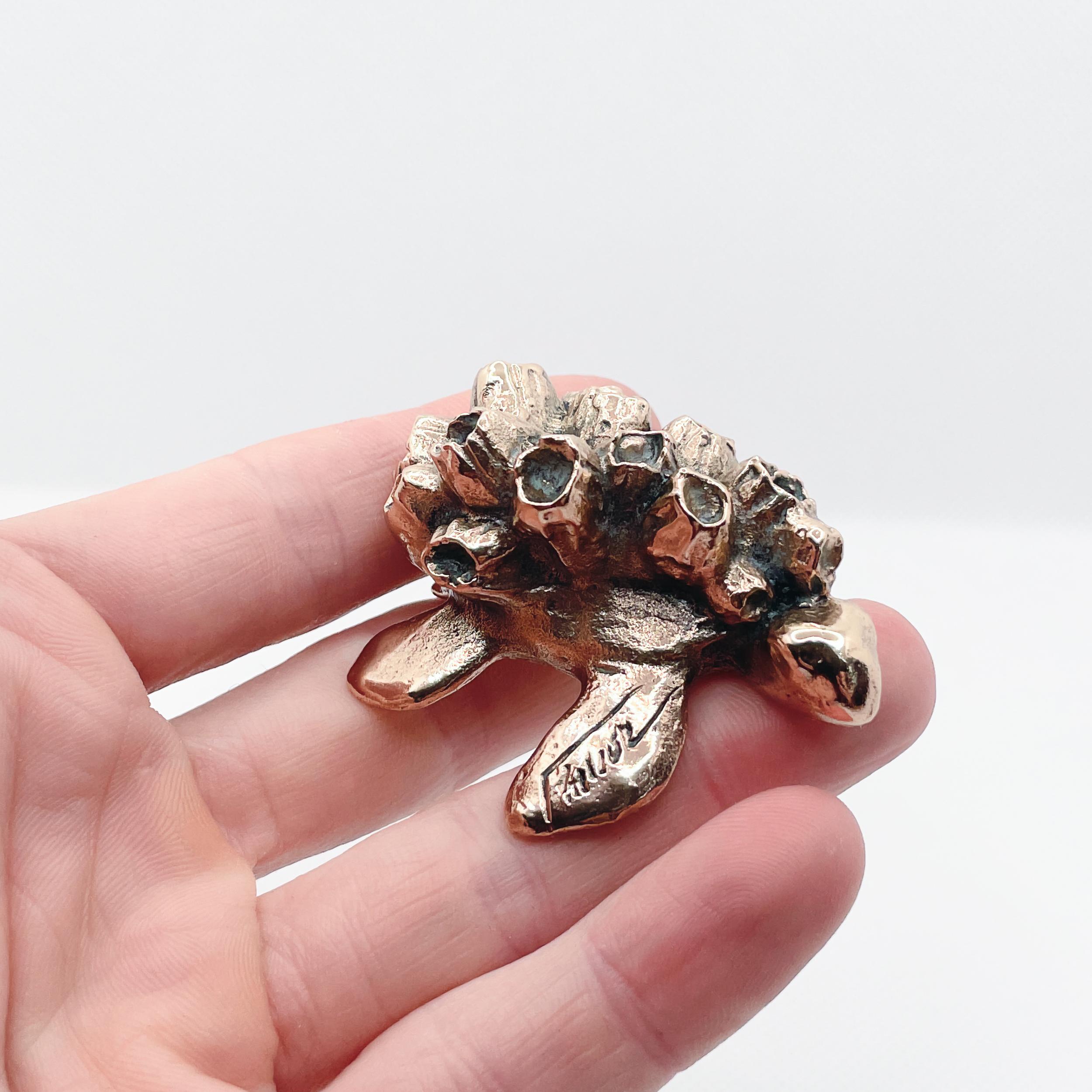 Organico moderno Scultura in bronzo in miniatura di tartaruga marina, realizzata a mano da Javier de la Rosa in vendita