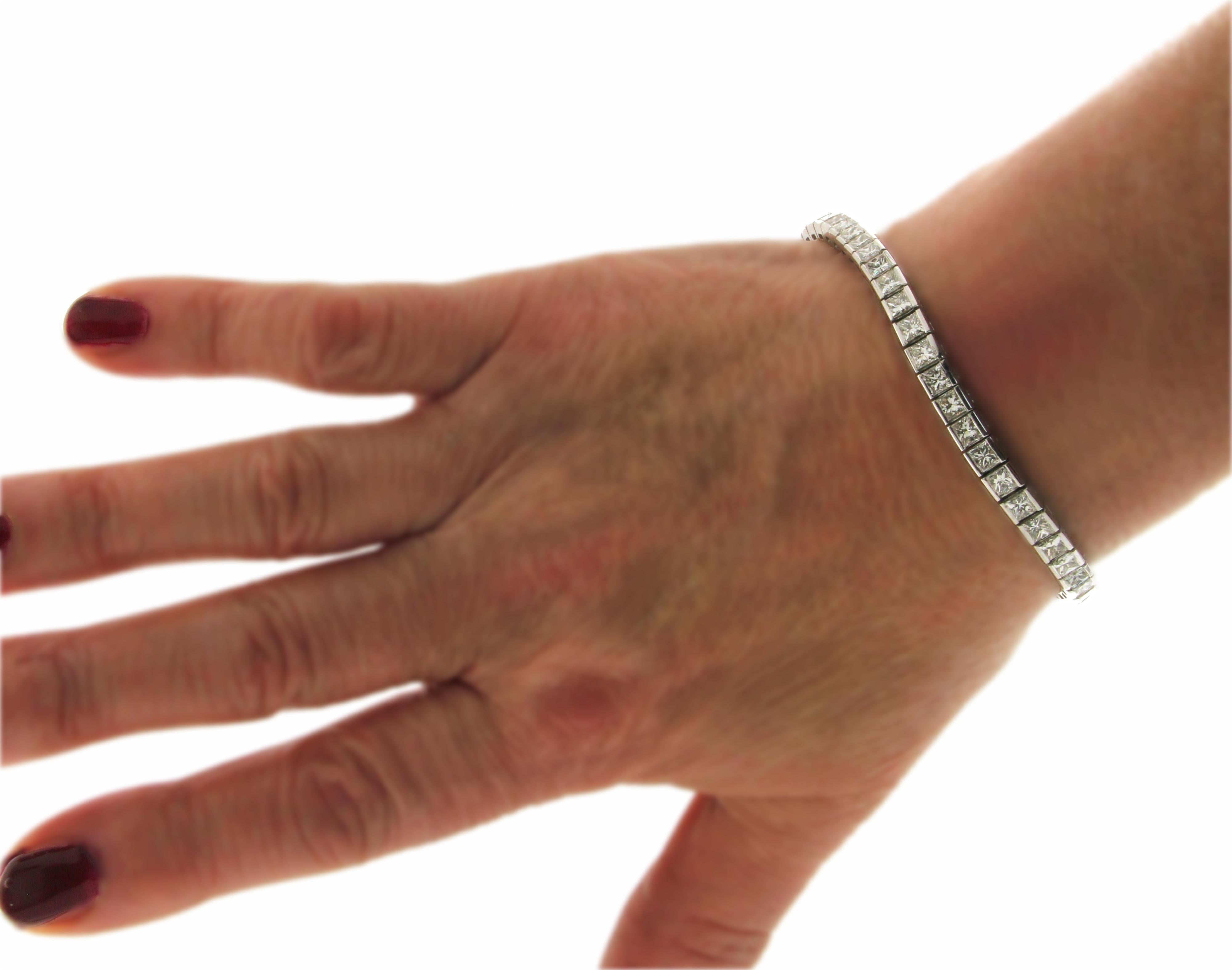 Bracelet tennis artisanal en or blanc 18 carats avec 12,75 carats de diamants en vente 1