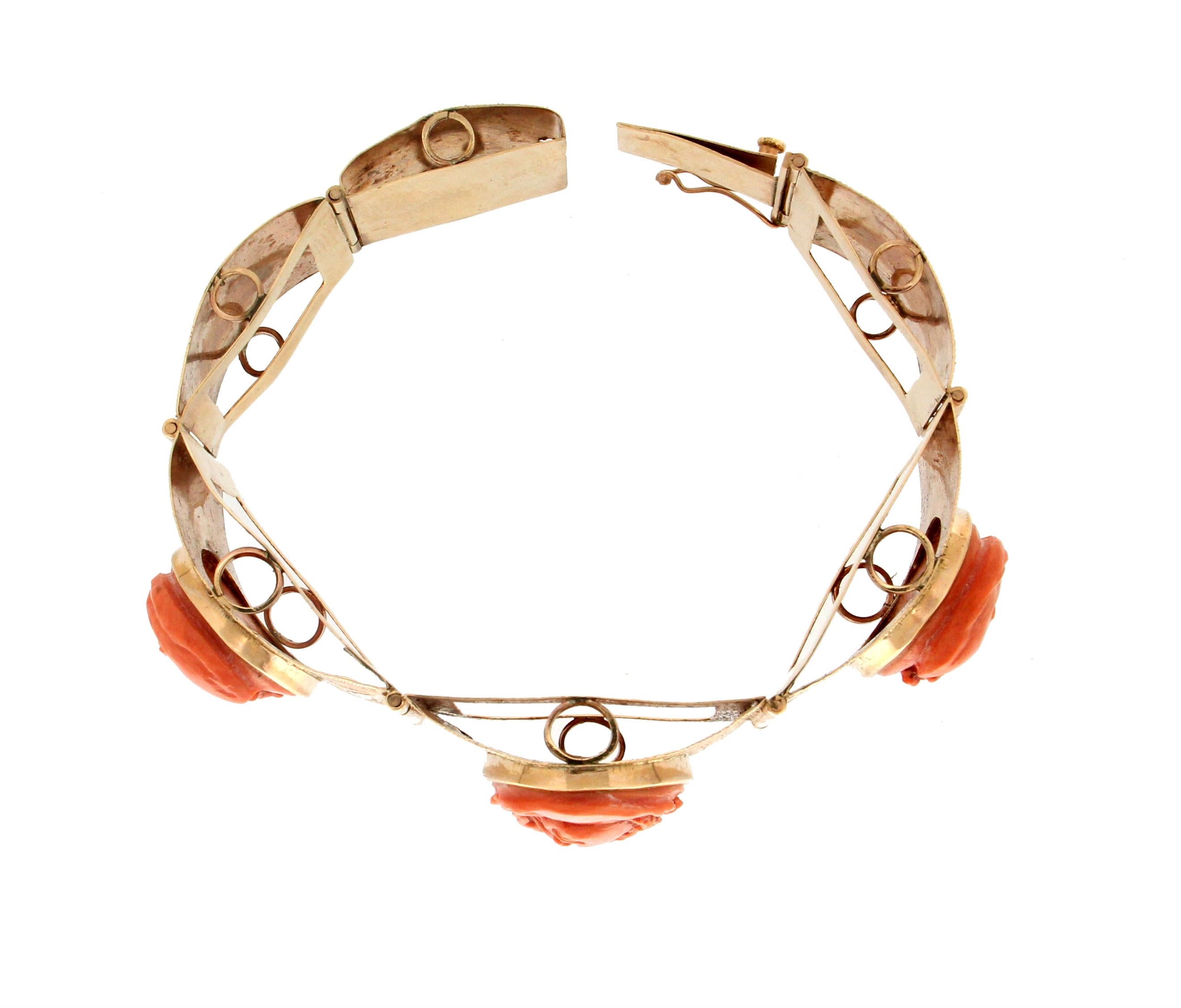 Non taillé Bracelet manchette artisanal en or jaune 14 carats et corail en vente