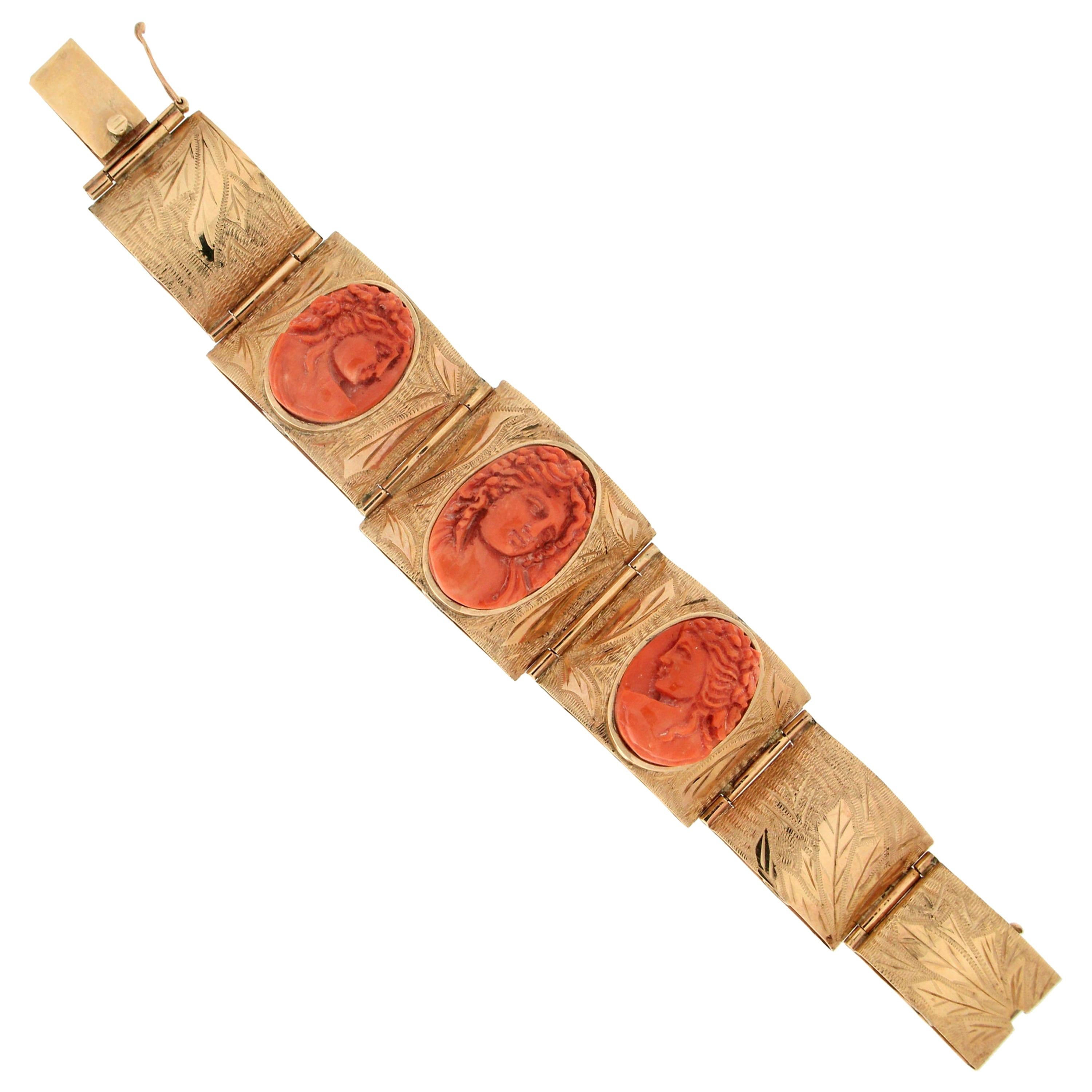 Handgefertigtes Armband aus 14 Karat Gelbgold mit Korallen