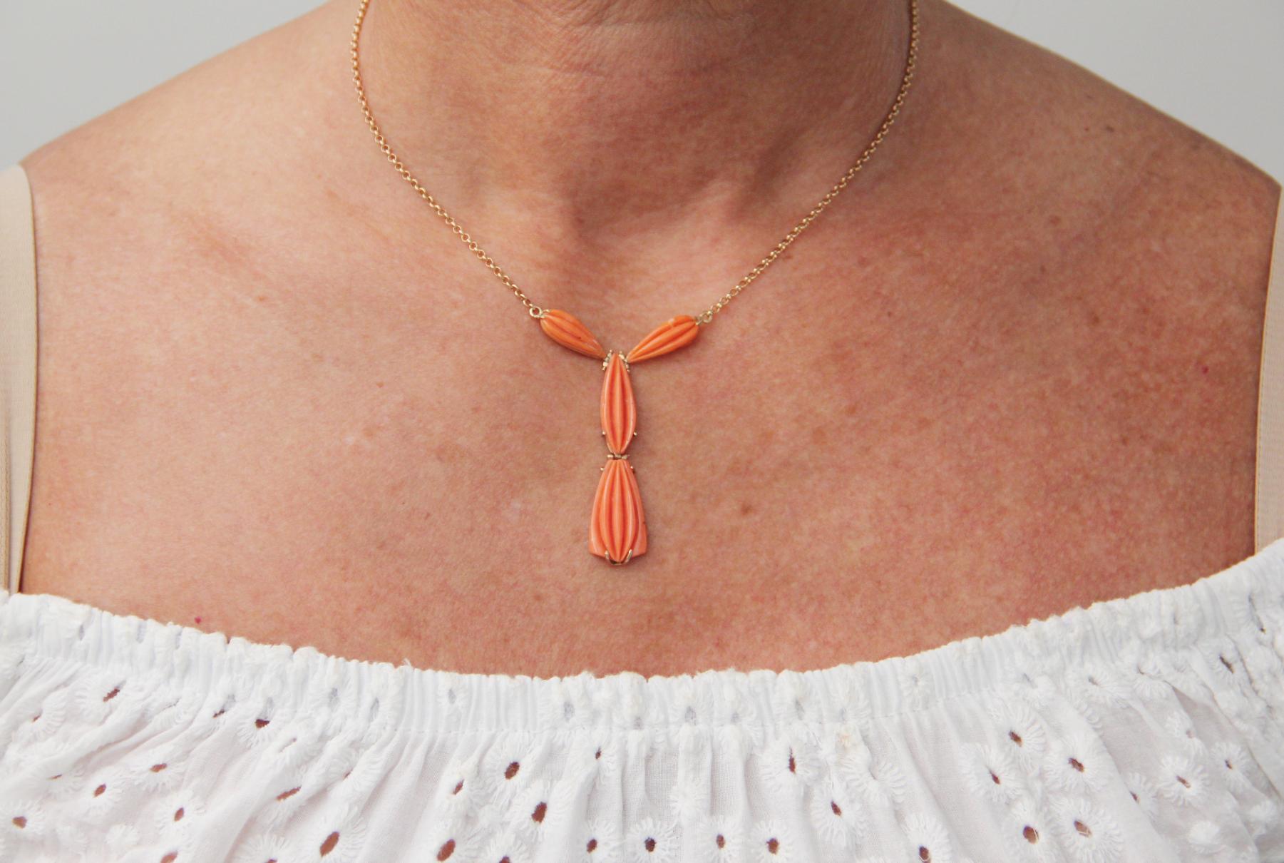 Handcraft 14 Karat Yellow Gold Coral Pendant Necklace For Sale 2