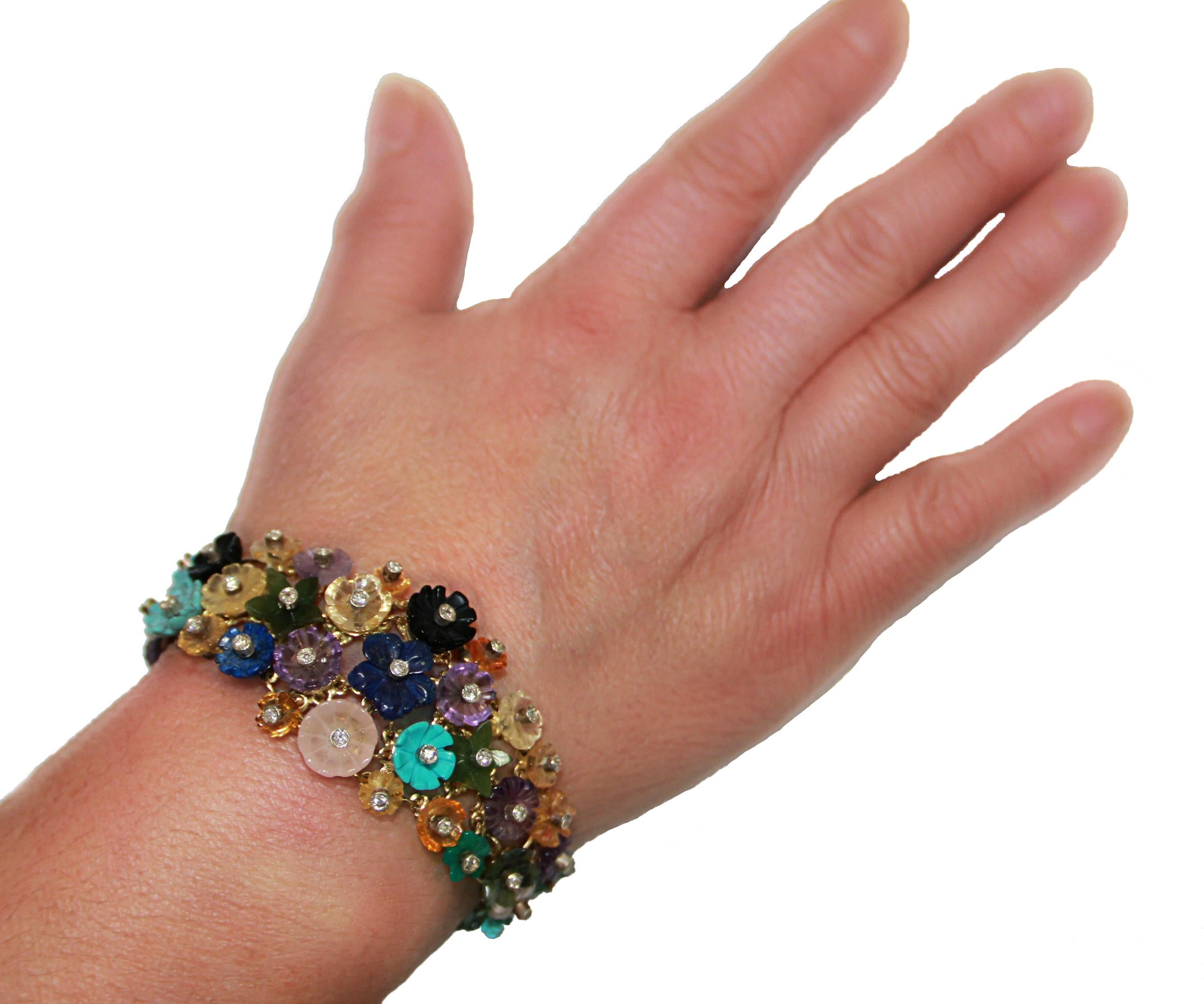 Handgefertigtes 14 Karat Gelbgold Manschettenarmband mit Diamanten und Blumen im Angebot 4