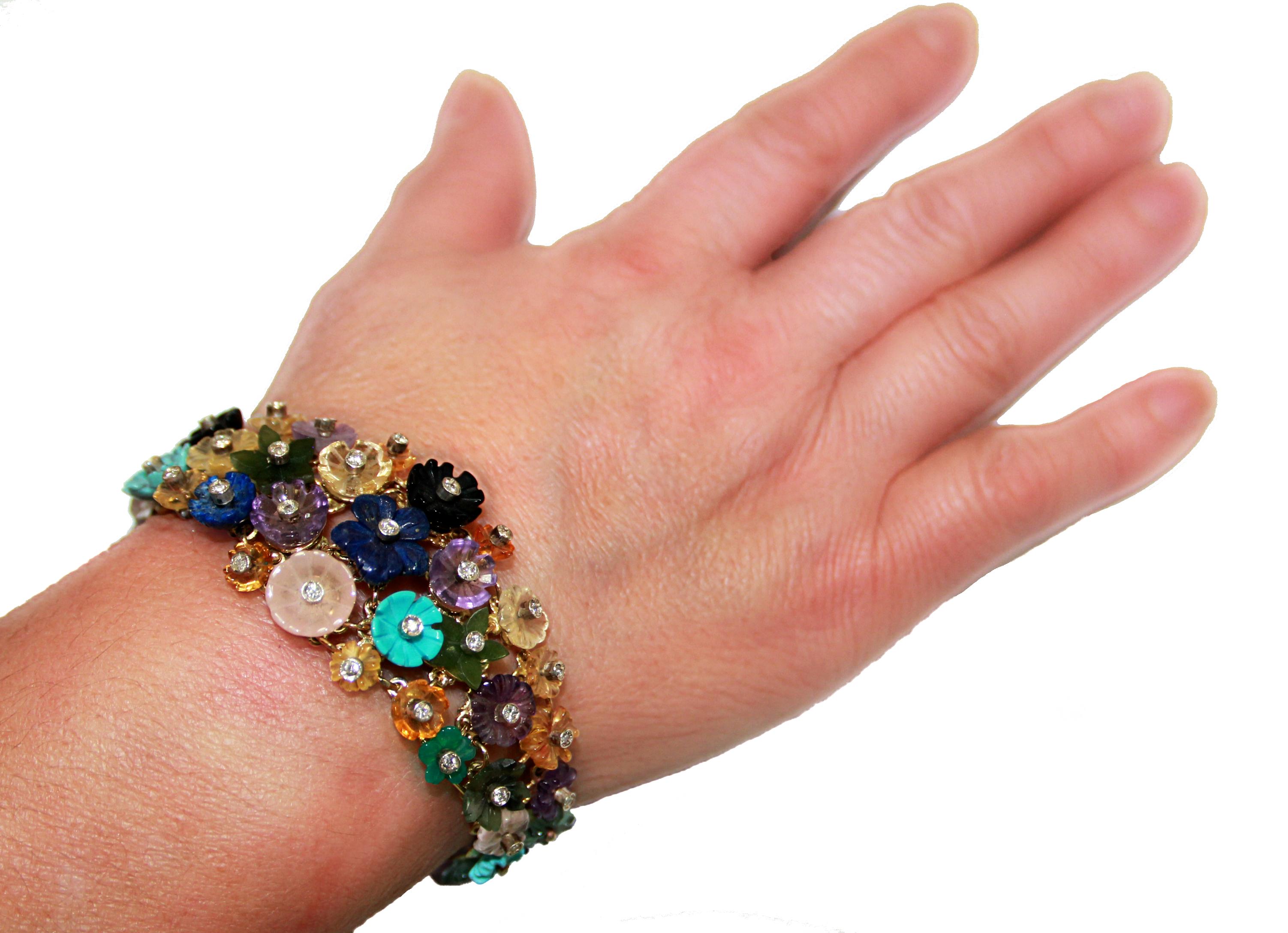 Handgefertigtes 14 Karat Gelbgold Manschettenarmband mit Diamanten und Blumen im Angebot 2
