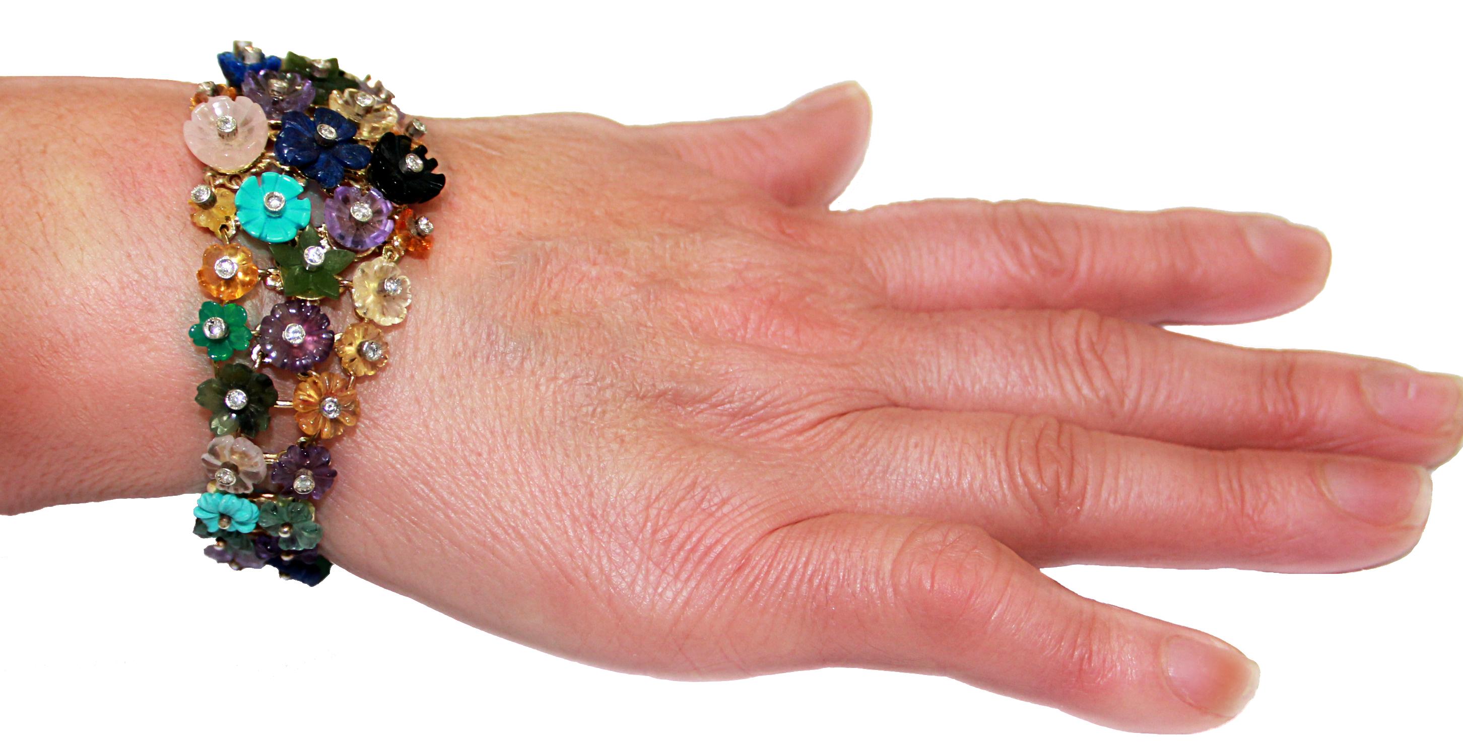 Handgefertigtes 14 Karat Gelbgold Manschettenarmband mit Diamanten und Blumen im Angebot 5