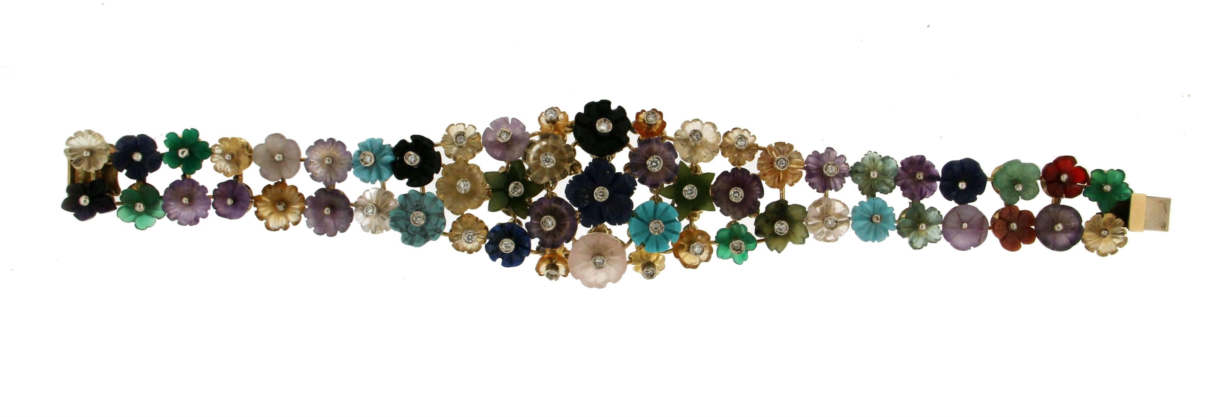 Handgefertigtes 14 Karat Gelbgold Manschettenarmband mit Diamanten und Blumen (Brillantschliff) im Angebot