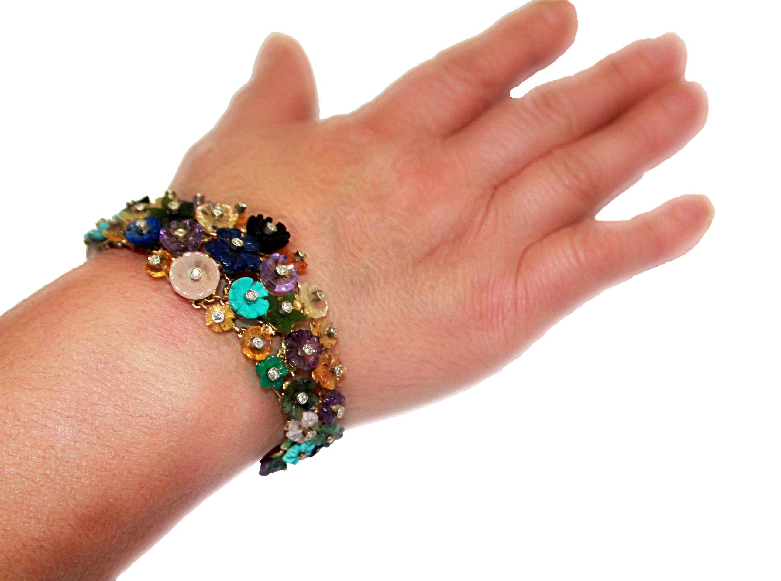 Handgefertigtes 14 Karat Gelbgold Manschettenarmband mit Diamanten und Blumen im Angebot 3