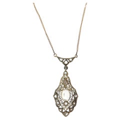 Collier antique de la Belle Époque avec pendentif en or ajouré en filigrane, orné d'un diamant taille rose