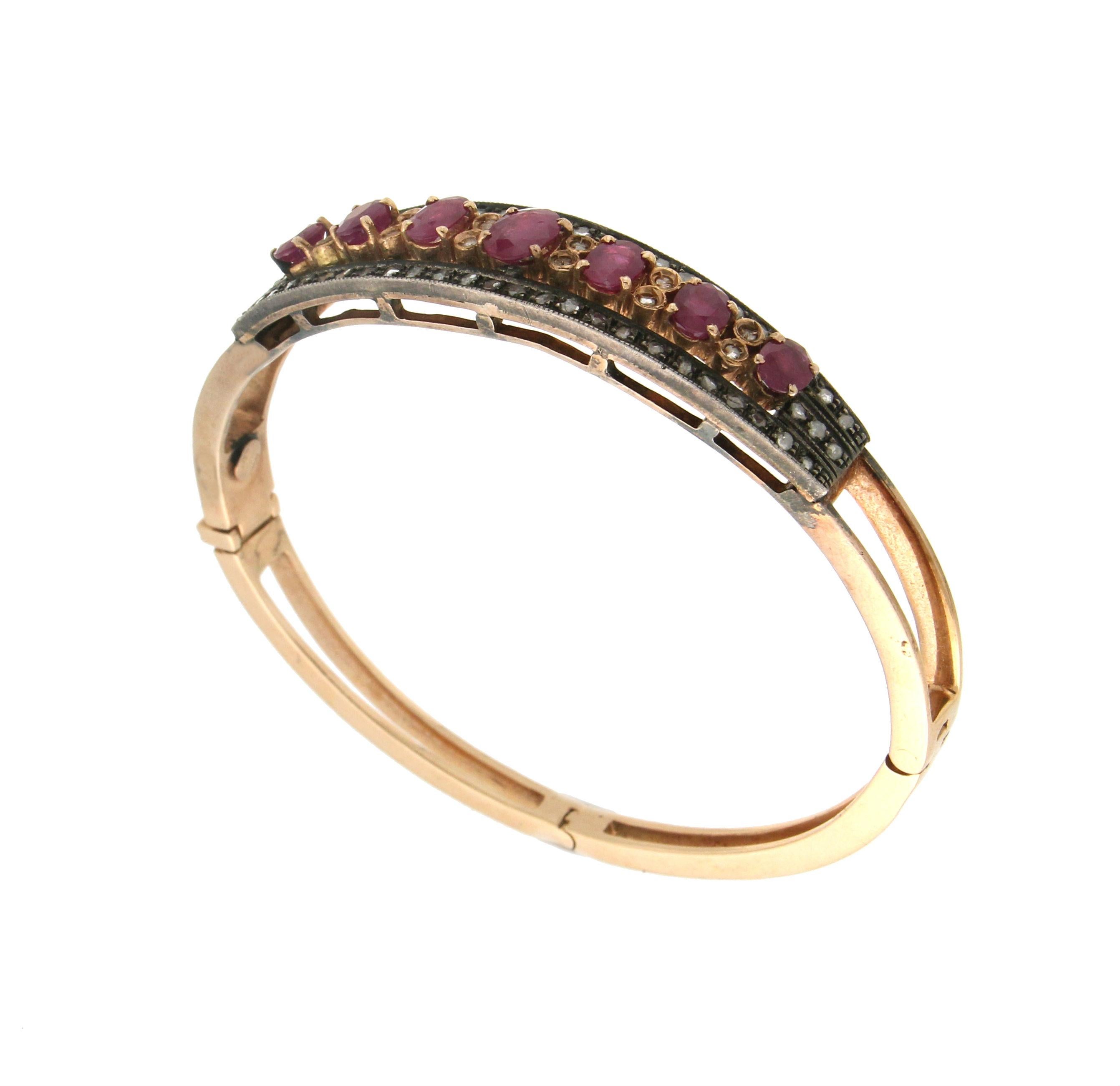Taille ovale Bracelet jonc artisanal en or jaune 14 carats avec diamants et rubis en vente