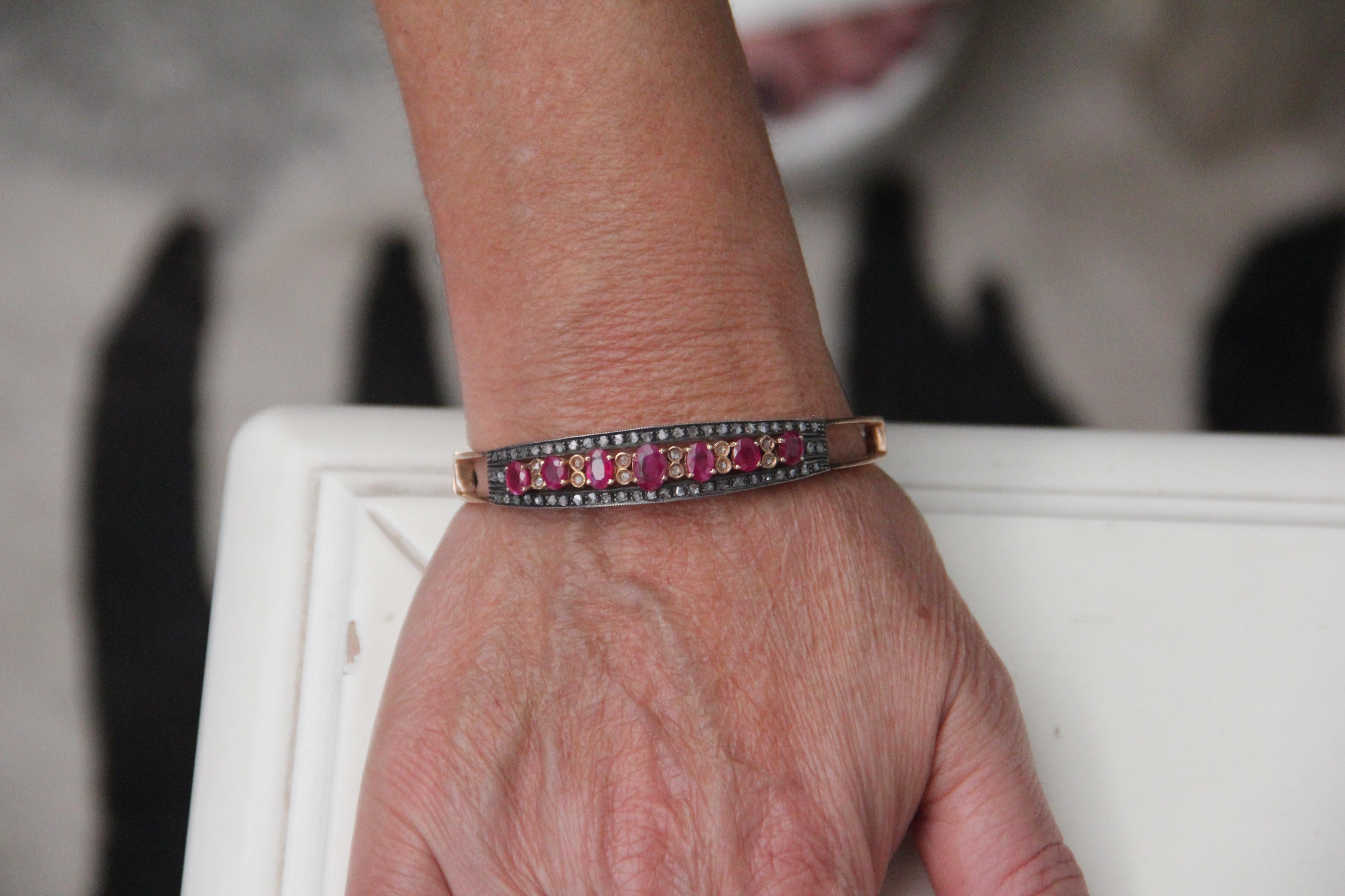 Handgefertigtes Armreif aus 14 Karat Gelbgold mit Diamanten und Rubin im Angebot 1