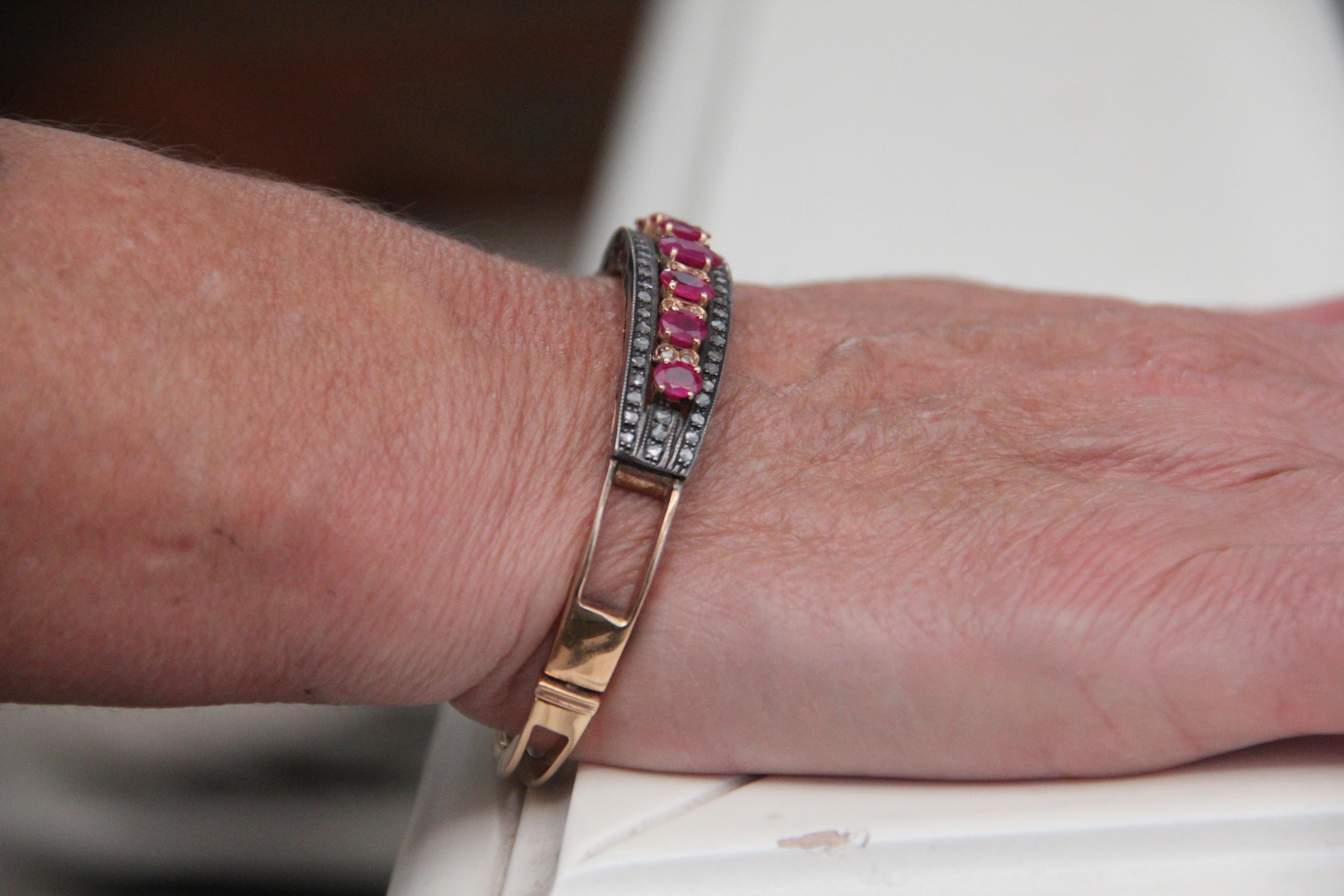 Handgefertigtes Armreif aus 14 Karat Gelbgold mit Diamanten und Rubin im Angebot 2