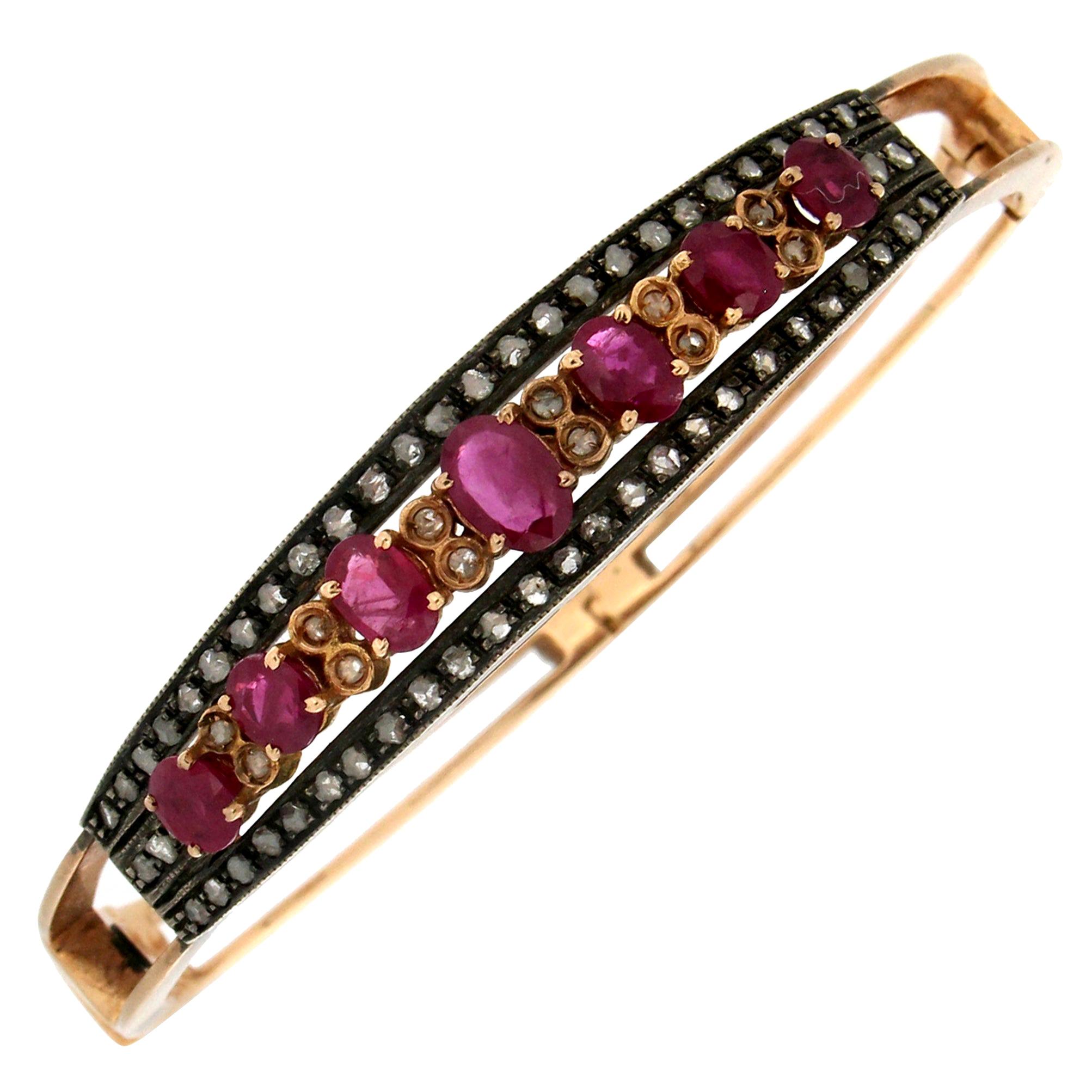 Bracelet jonc artisanal en or jaune 14 carats avec diamants et rubis en vente