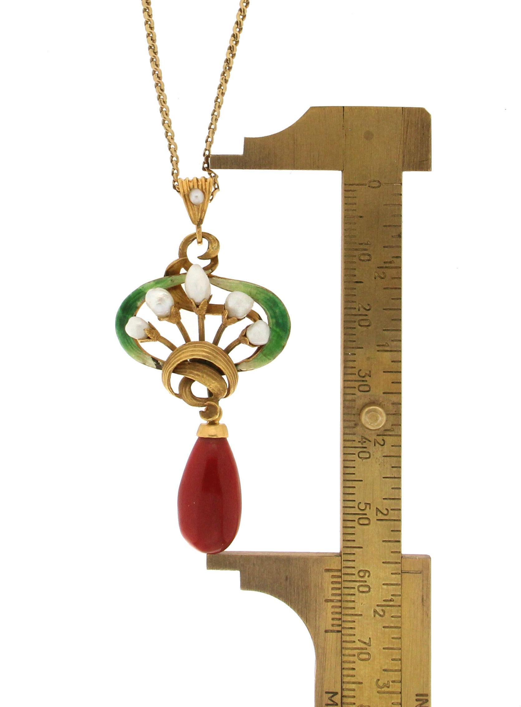 Handgefertigte Halskette mit Anhänger aus 14 Karat Gelbgold, Emaille, Koralle und Perlen (Gemischter Schliff) im Angebot