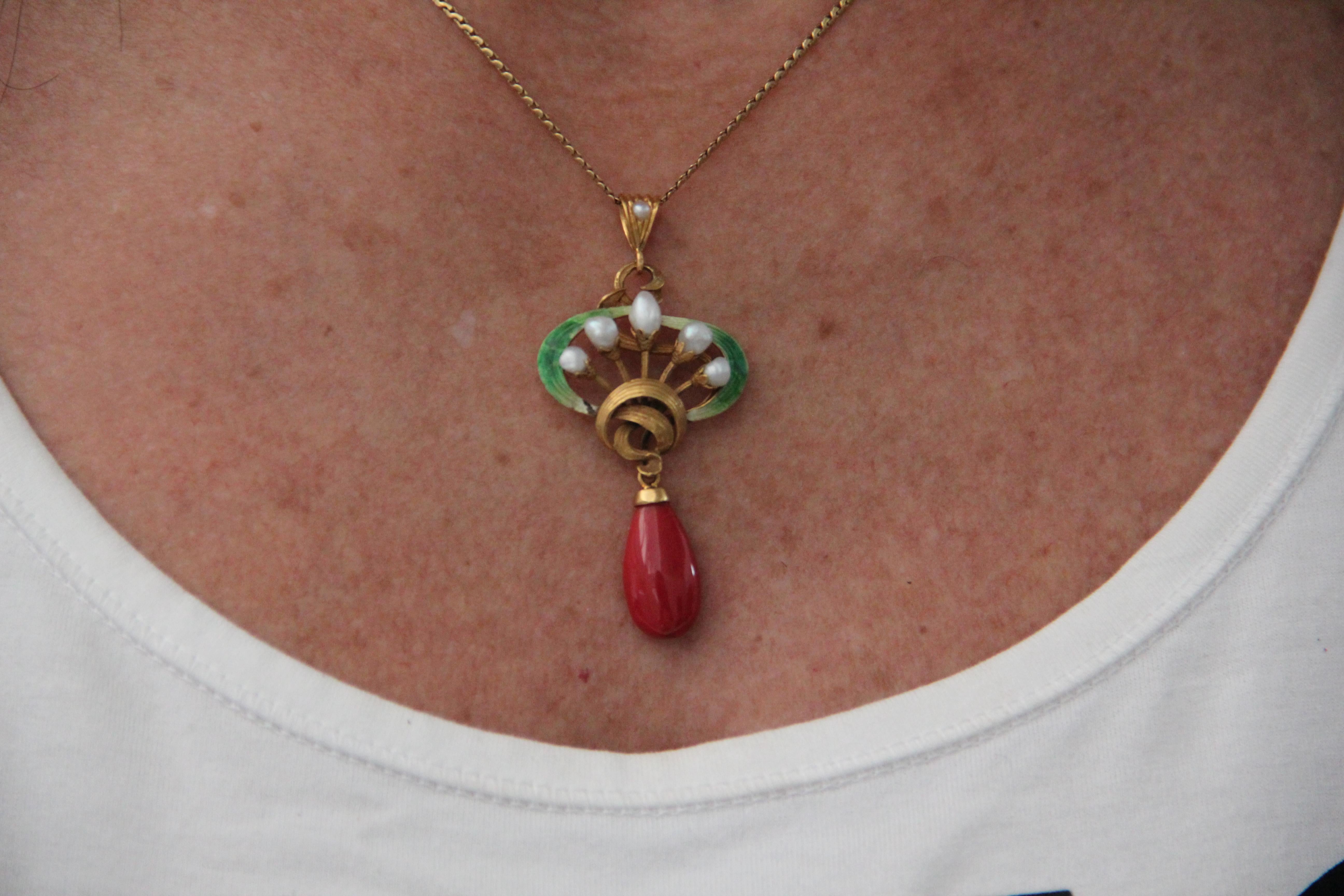 Handgefertigte Halskette mit Anhänger aus 14 Karat Gelbgold, Emaille, Koralle und Perlen für Damen oder Herren im Angebot