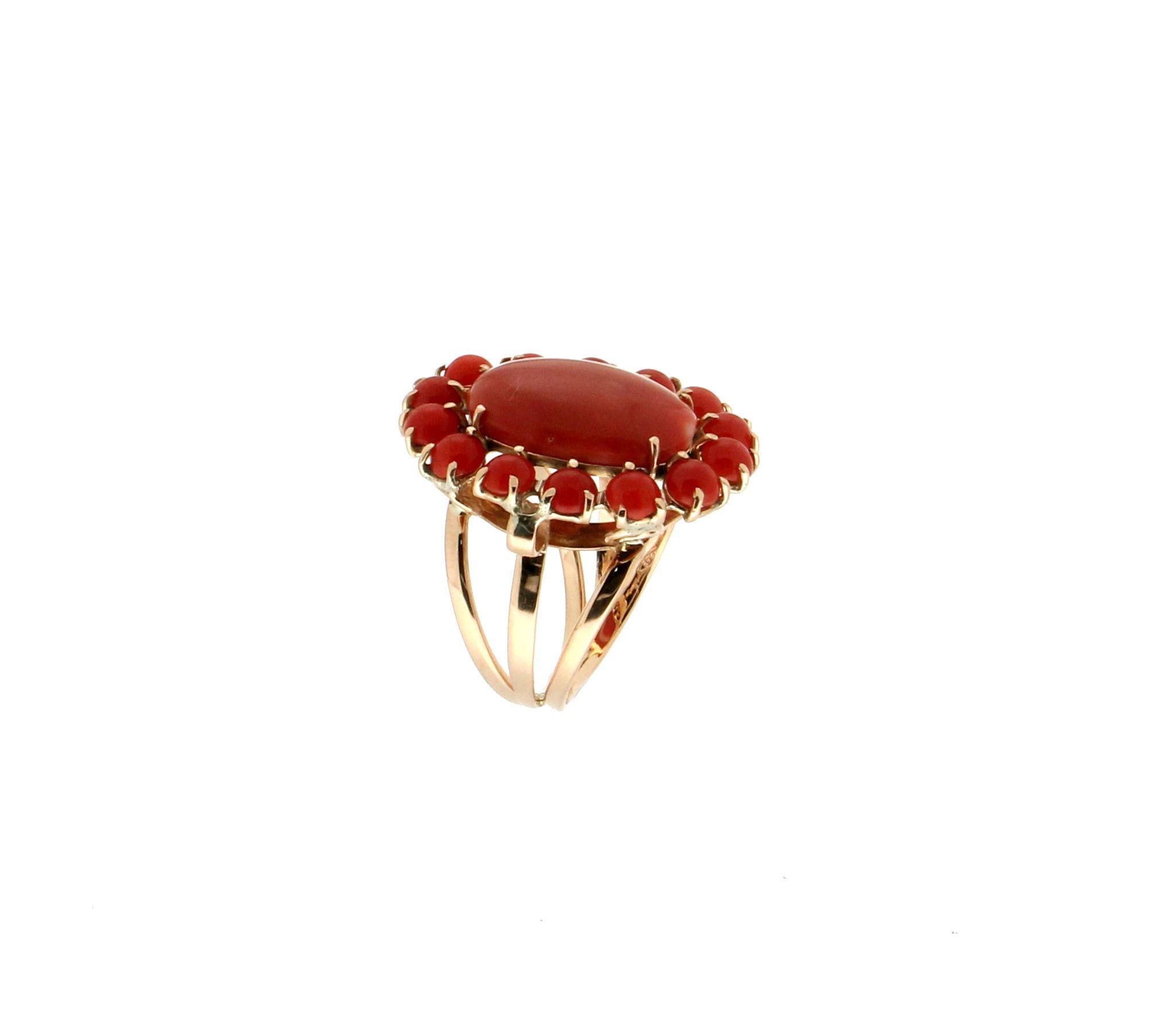 Handgefertigter Ring aus 14 Karat Gelbgold mit natürlicher mediterraner Koralle (Kunsthandwerker*in) im Angebot