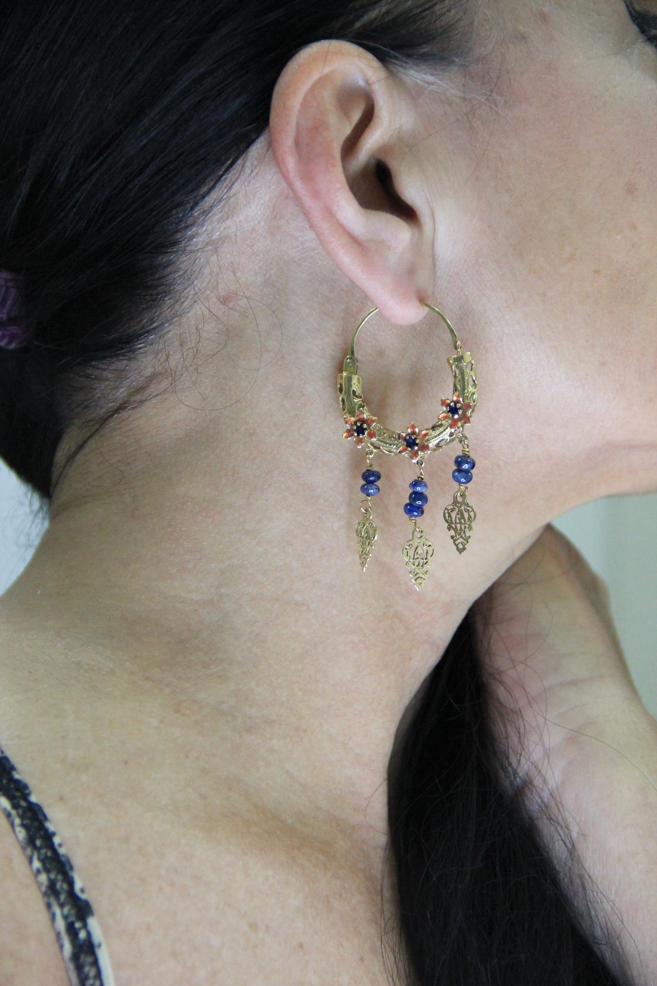 Perle Boucles d'oreilles en goutte artisanales en or jaune 14 carats et saphirs en vente